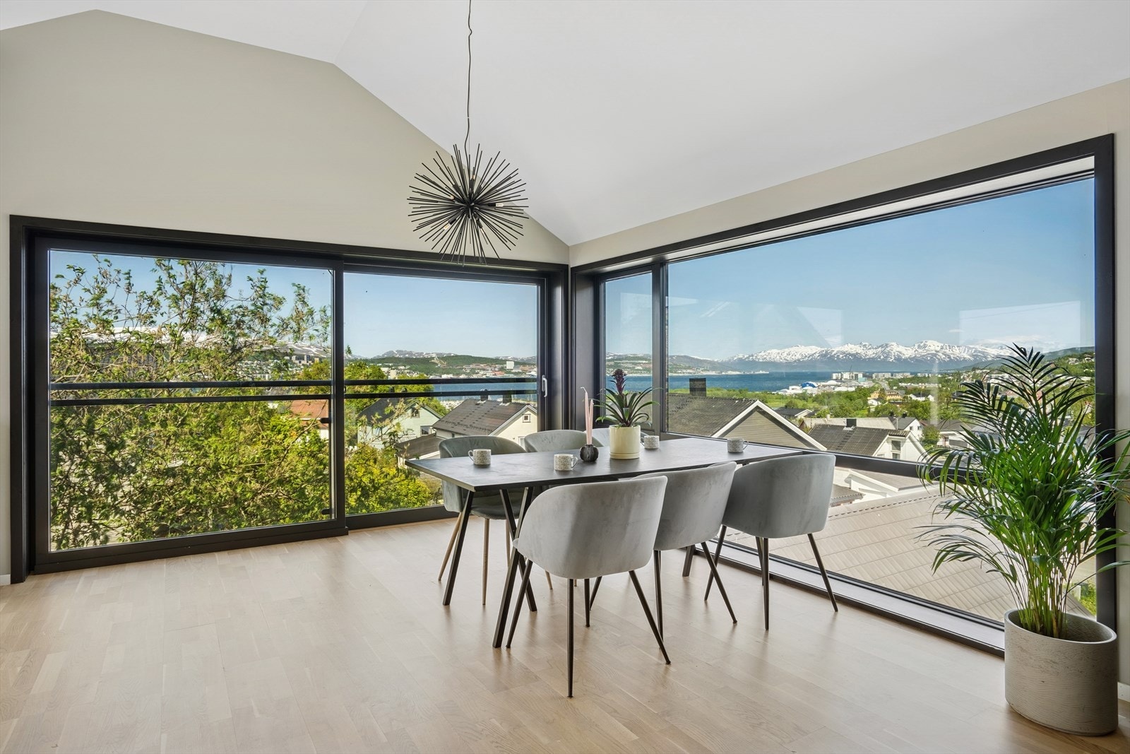 Stor stue med store vindusflater som sikrer rikelig med innslipp av naturlig lys. Galleribilde