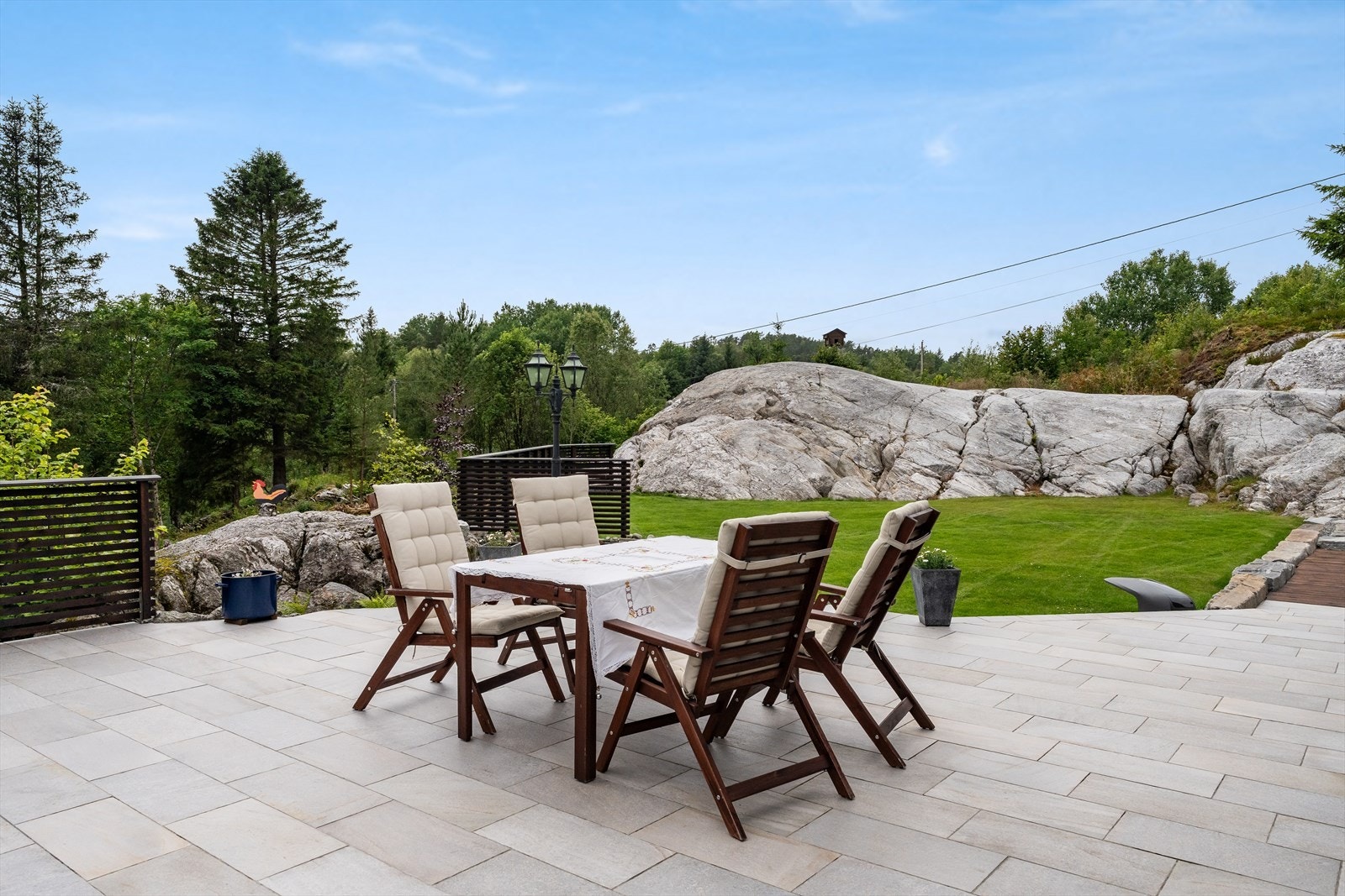 Stor plen hvor en har god plass til lek og rekreasjon. Galleribilde