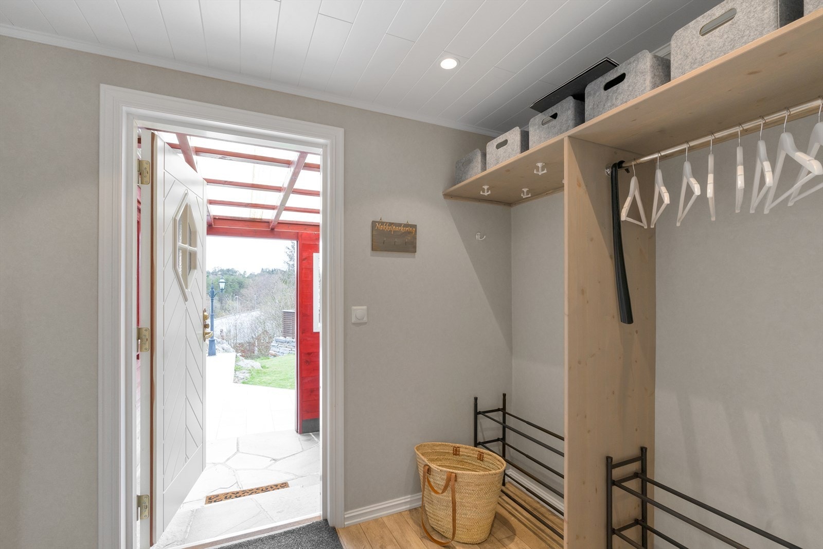 Entre og overbygget inngangsparti. Galleribilde