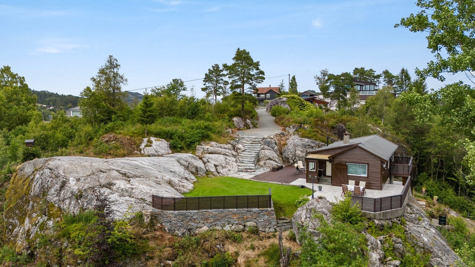 Utstrakt bruk av nydelige natursteinsmurer og steintrapper med belysning. Galleribilde