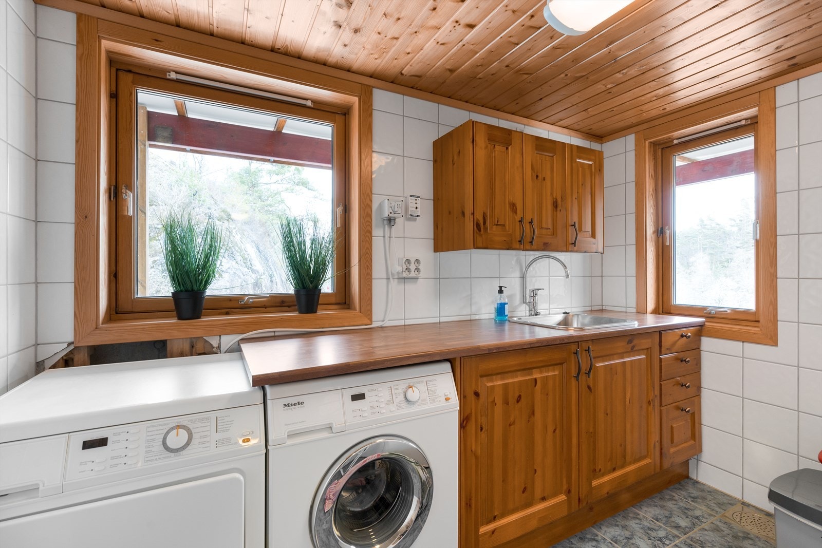 Påkostet underetasje hvor en har eget vaskerom, redskapsrom og rikelig med oppbevaringsplass! Galleribilde