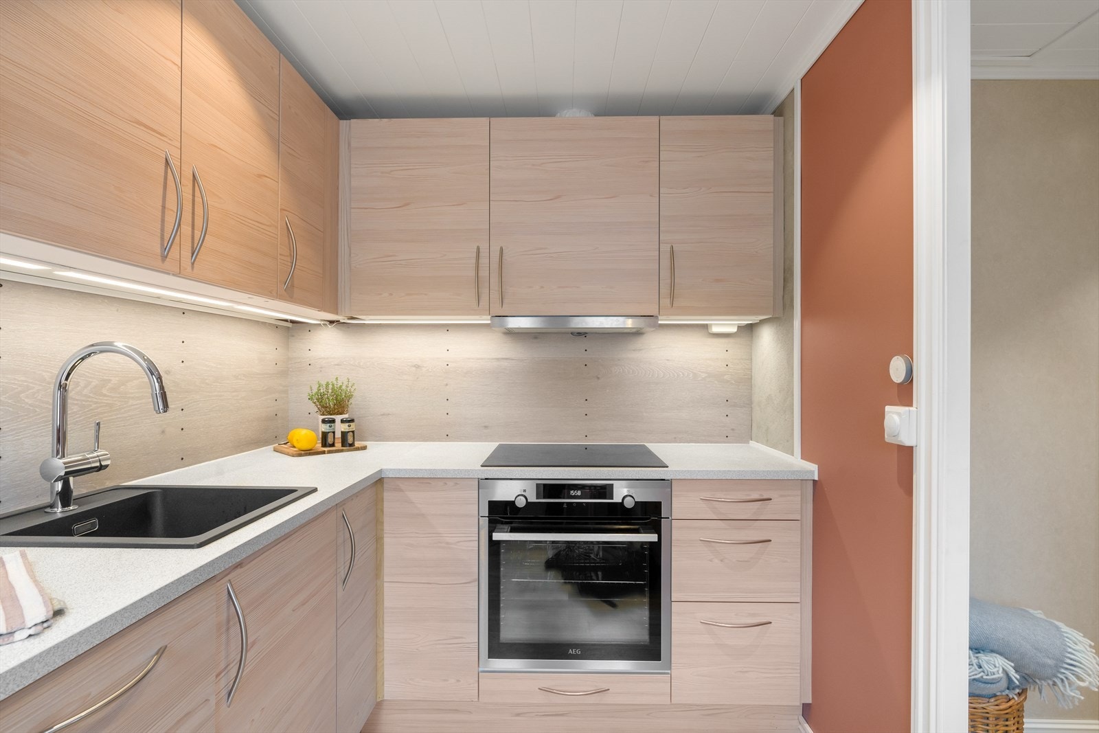 Nyere, moderne kjøkken med integrerte hvitevarer. Galleribilde