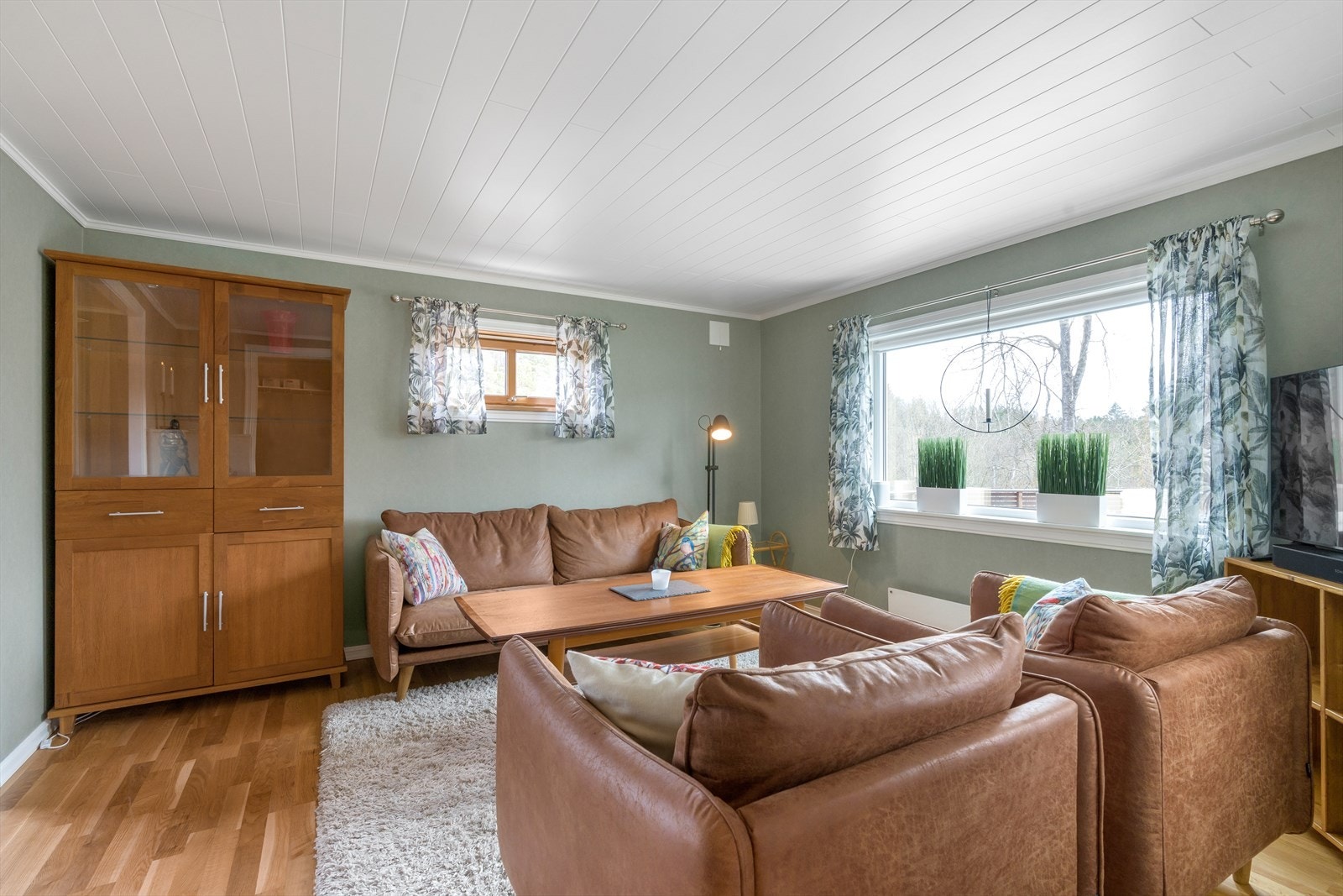 Lys, luftig stue med vedovn og egen spisestue Galleribilde