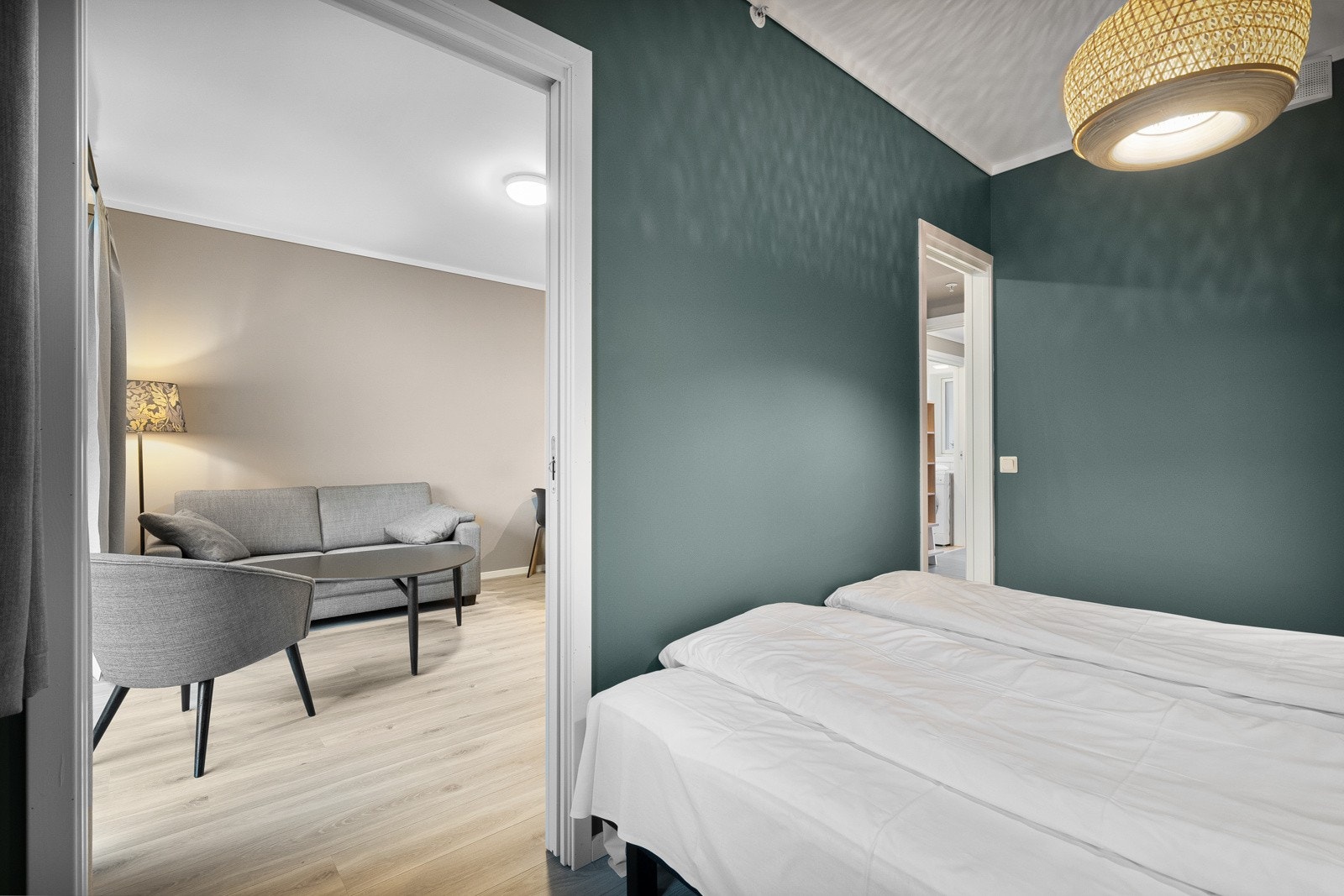 Det er to skyvedører fra stue og inn til hovedsoverommet. Galleribilde