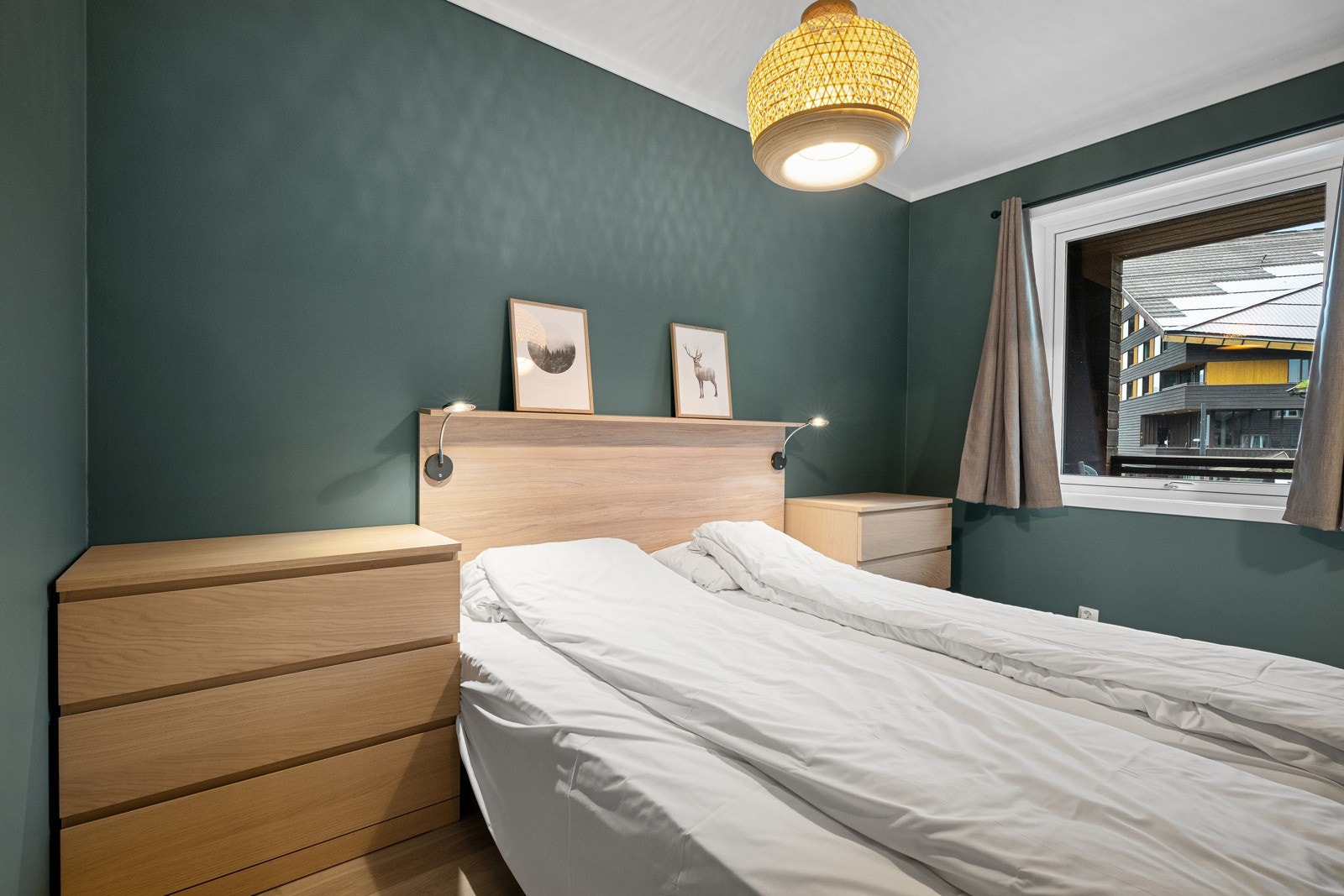 Hovedsoverom med plass til dobbeltseng og sidebord. Galleribilde