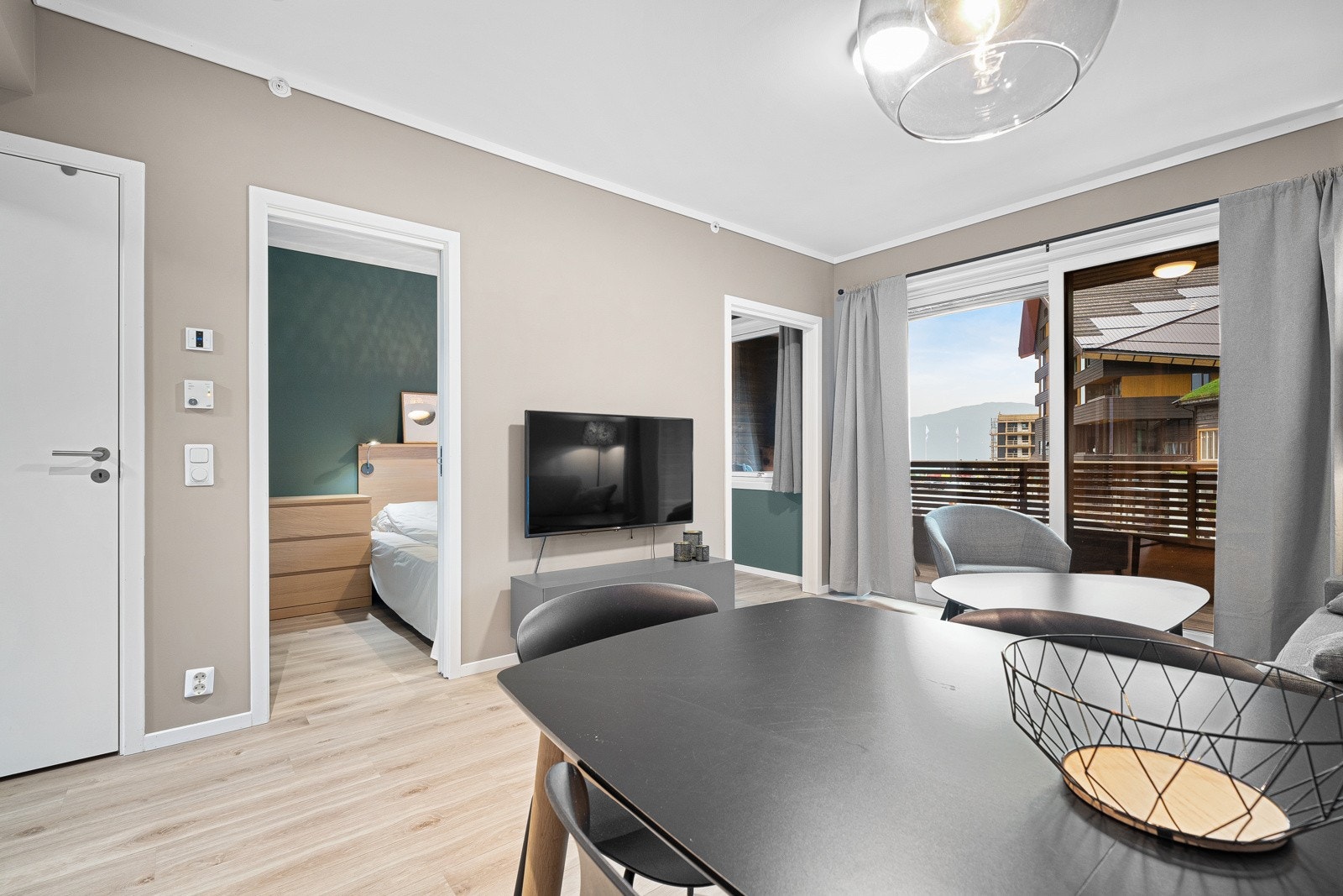 Store vindusflater og utgang til overbygget balkong. Galleribilde