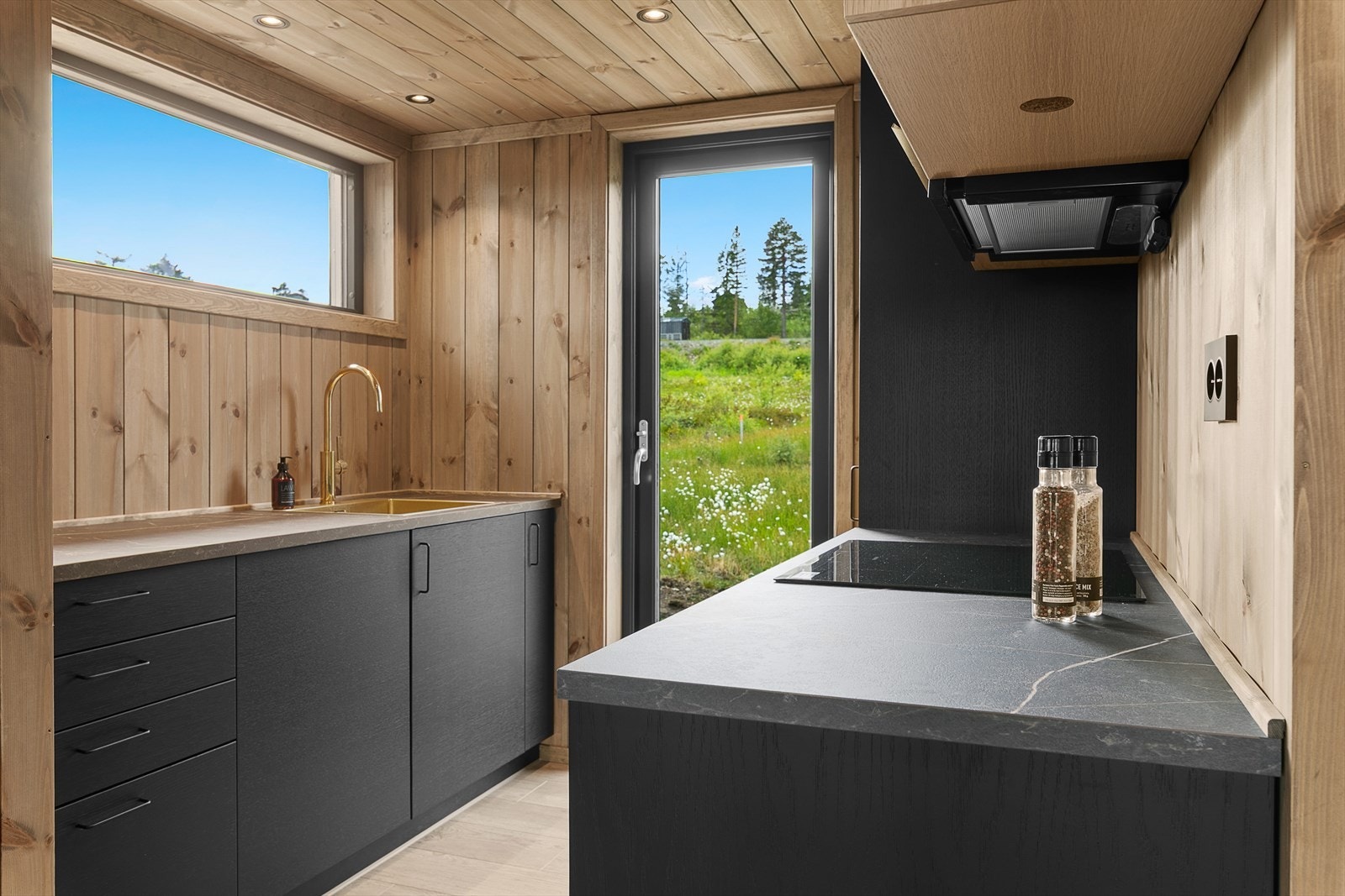 Stilrent kjøkken med godt med skapplass og utgang. Galleribilde