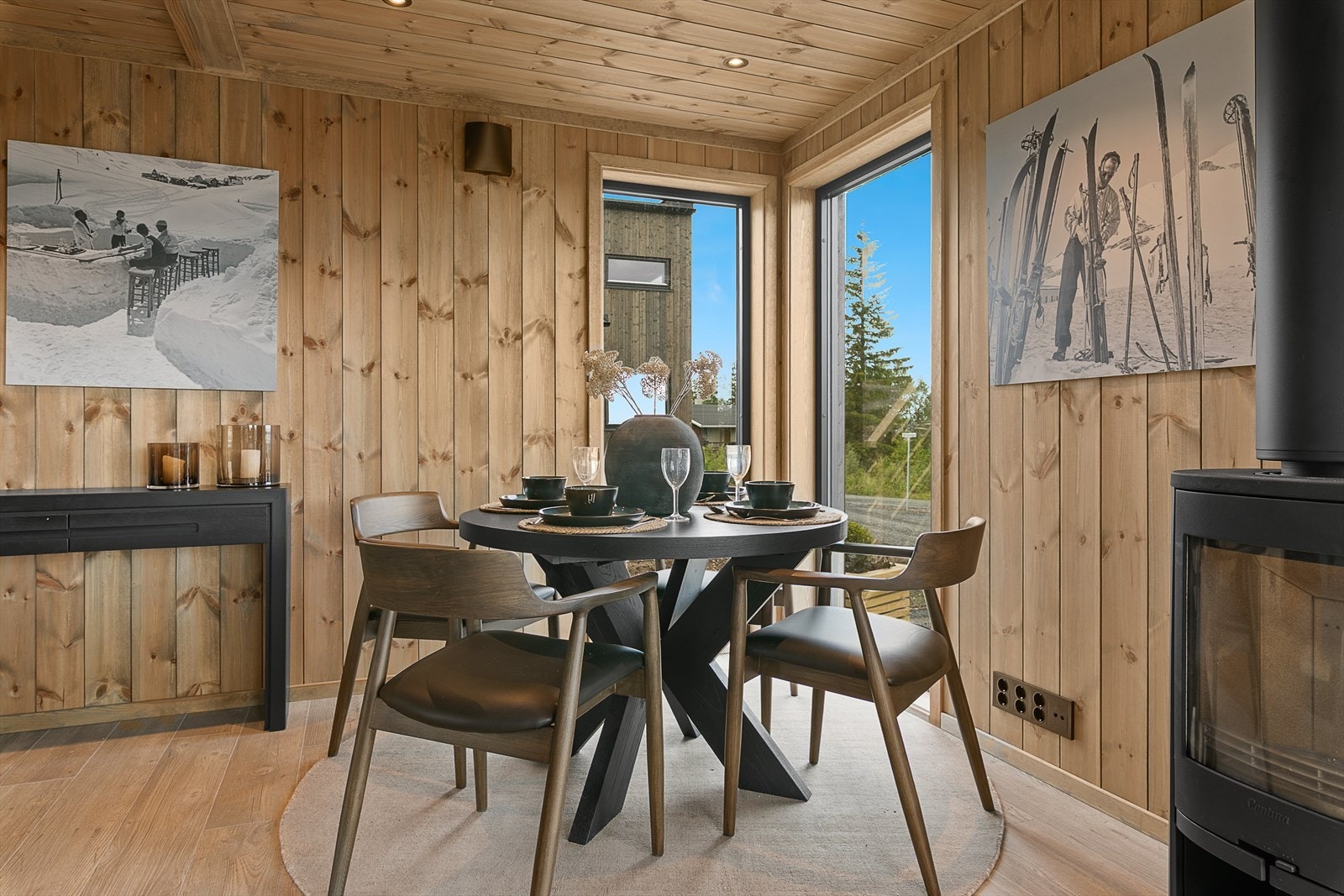 Peis som gir rommet en lun og koselig atmosfære, i tillegg er det store vindusflater som skaper mye naturlig lysinnslipp i rommet. Galleribilde