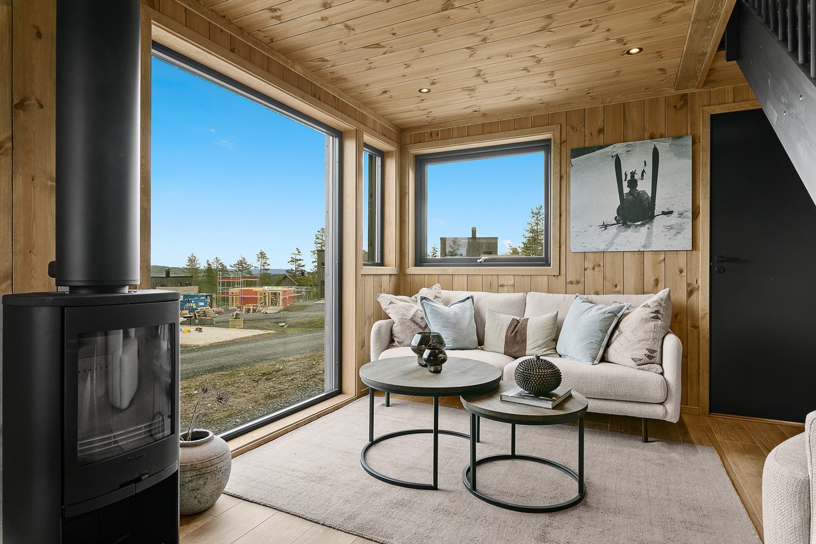 Her er det en innbydende og koselig stue med plass til både sittegruppe og spisebord. Galleribilde