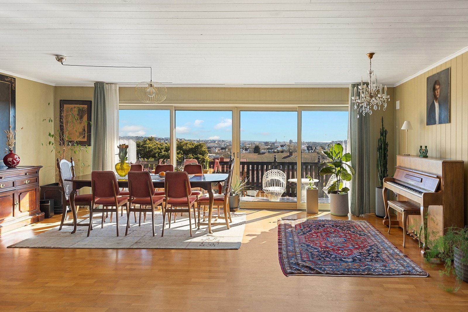 Den flotte utsikten kan nytes fra spisebordet Galleribilde