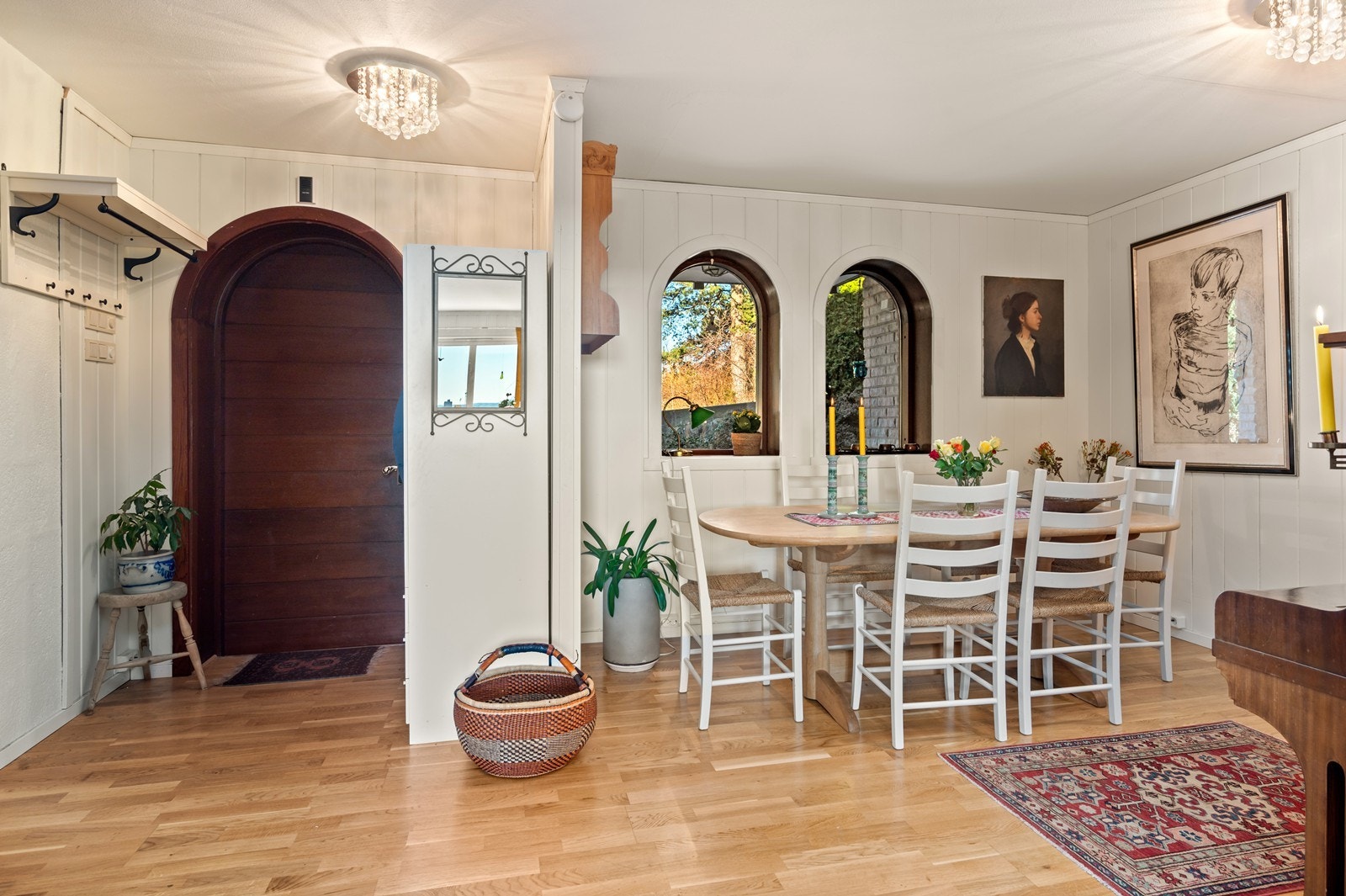 Entre og spisestue i underetasjen Galleribilde