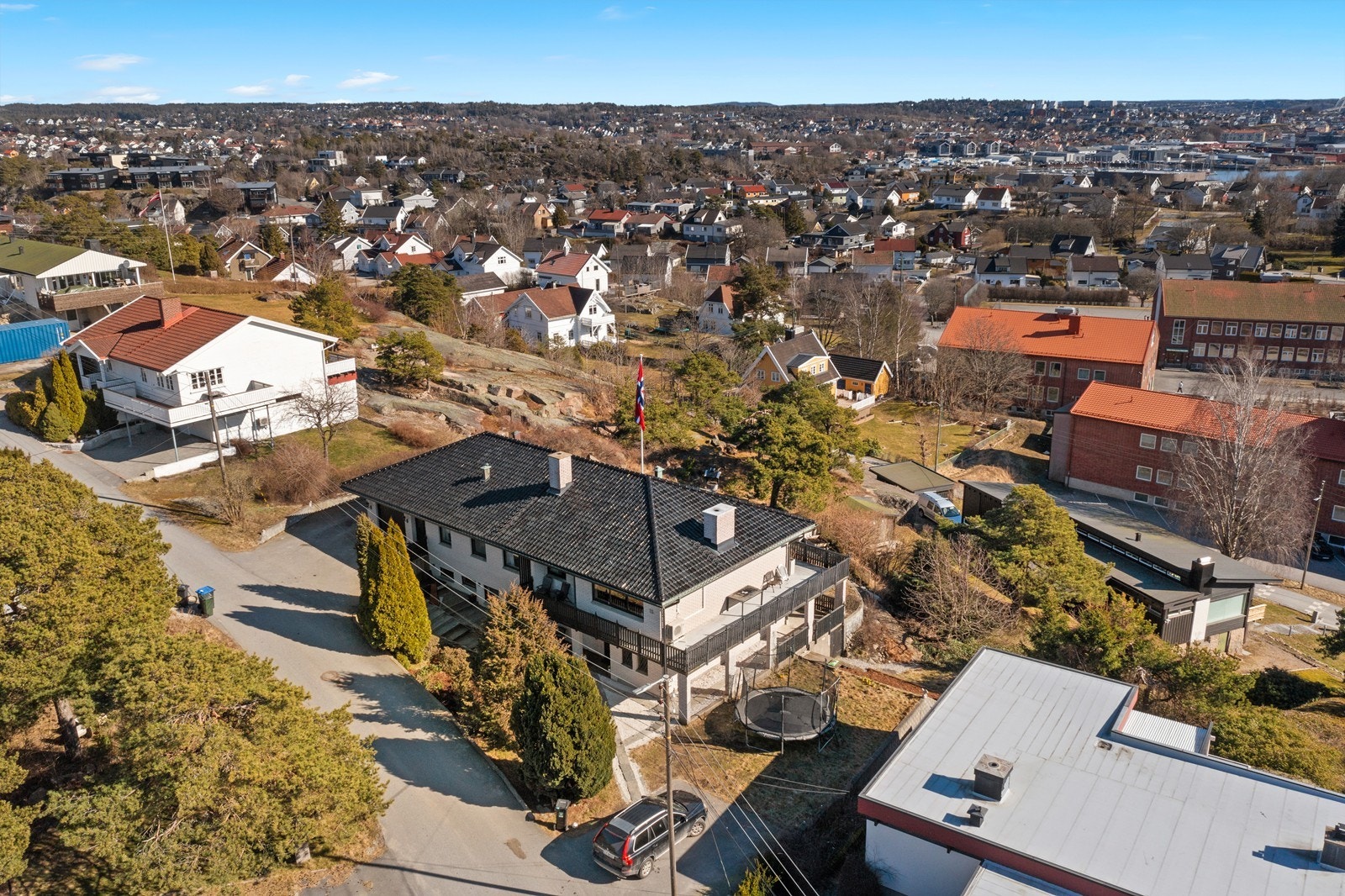 Med sin innholdsrike planløsning og flotte beliggenhet, passer boligen den perfekt for storfamilien Galleribilde