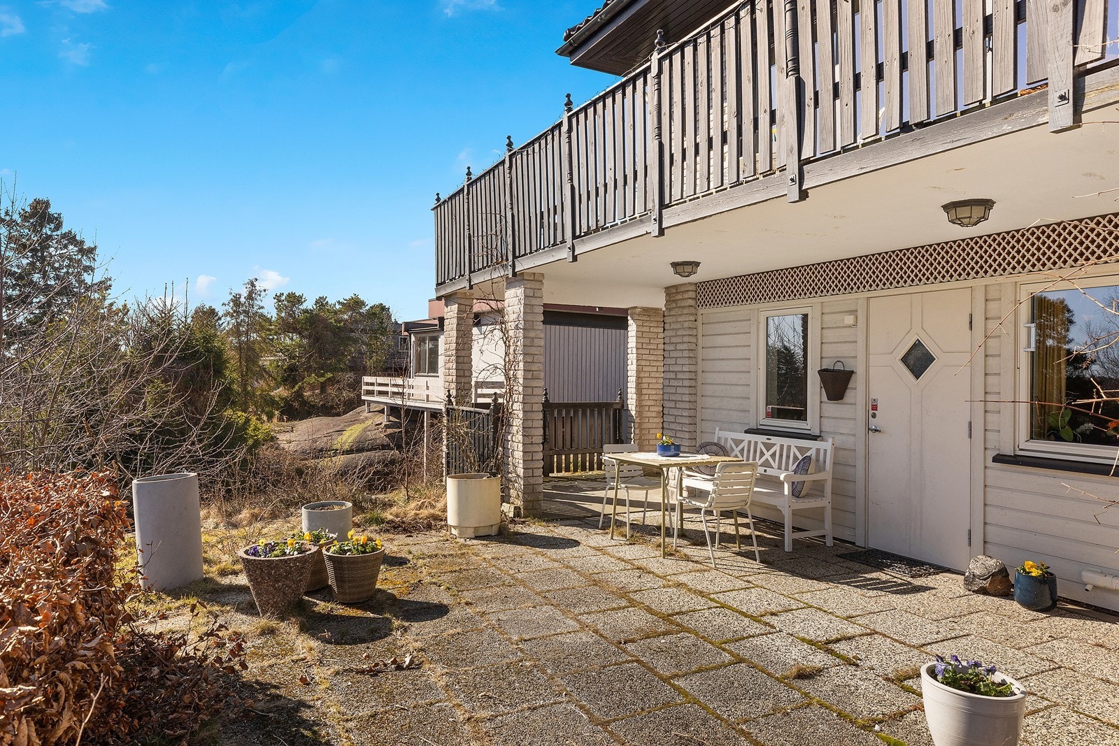 Det er vannbåren gulvvarme i flere rom i underetasje samt bad i hovedetasje Galleribilde