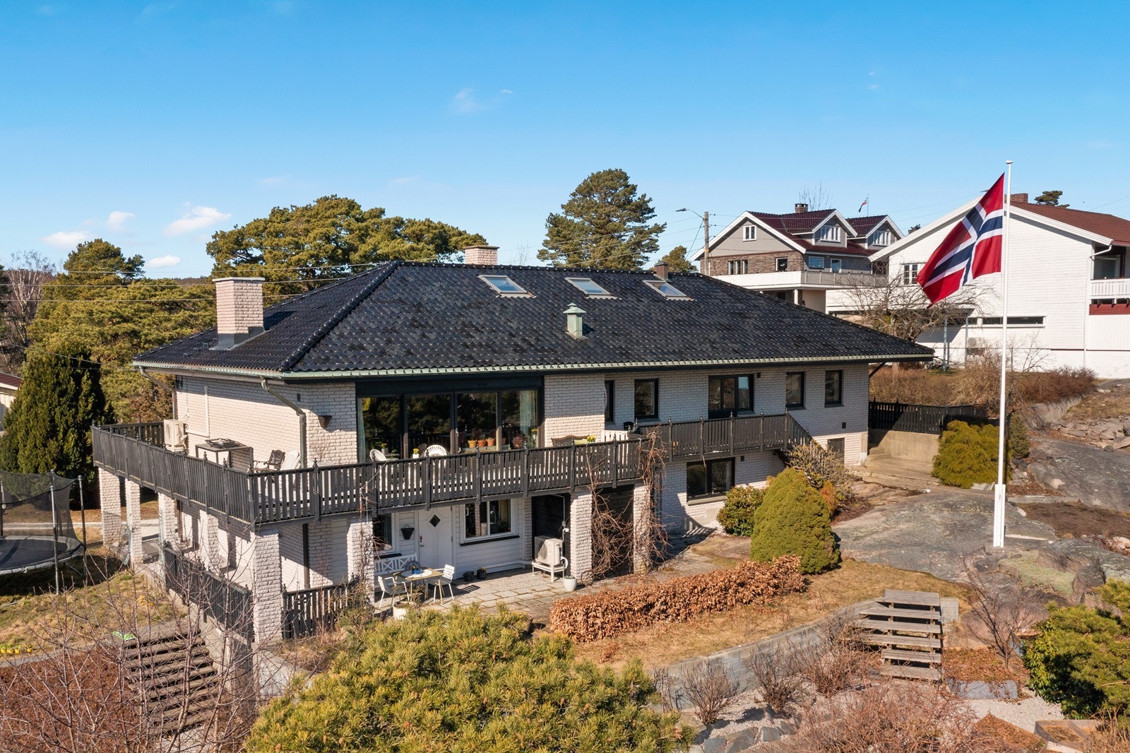 Tomten er pent opparbeidet med flere hyggelige og solrike uteplasser Galleribilde