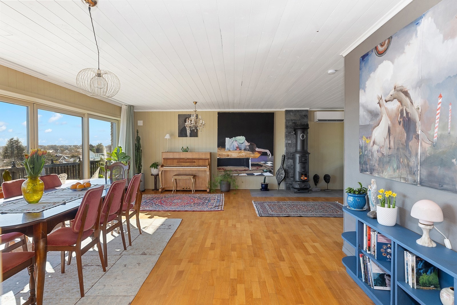 Her er det god plass til både spisebord og sofaseksjon Galleribilde