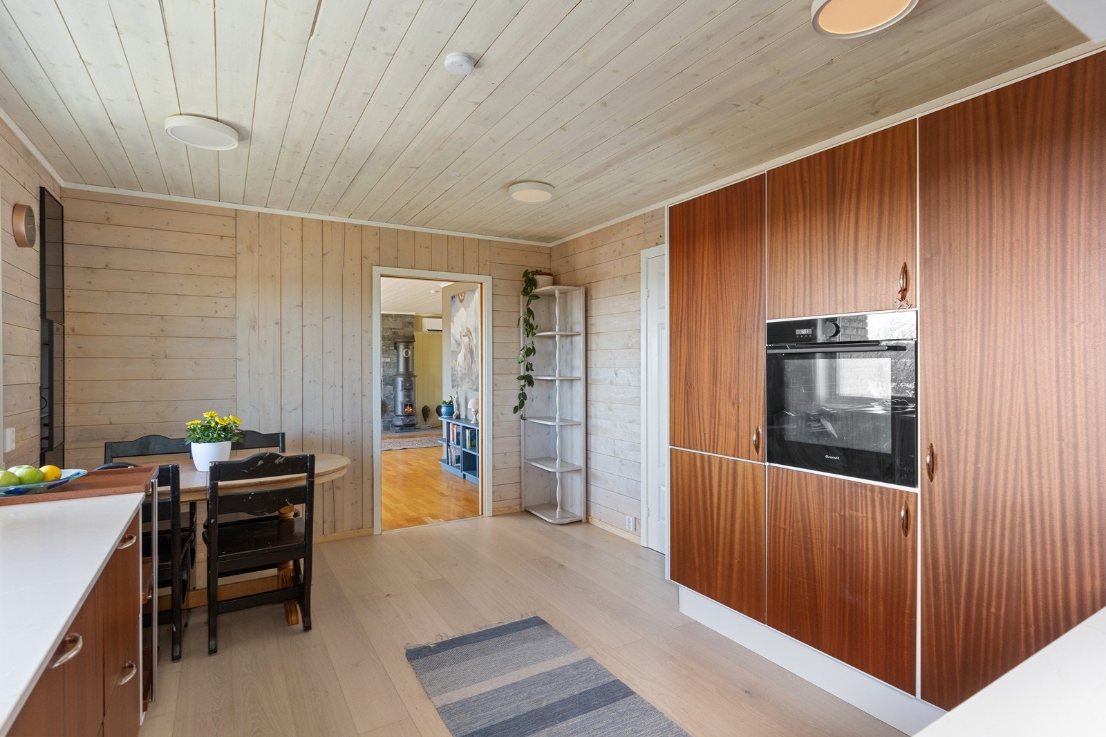 Kjøkkenet har kjøleskap, oppvaskmaskin, platetopp, stekeovn, vannstoppsystem og komfyrvakt Galleribilde