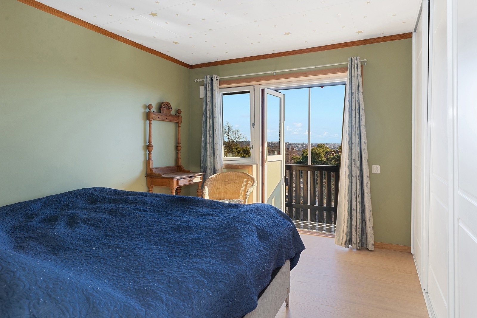 Soverom 1 med utgang til terrassen Galleribilde