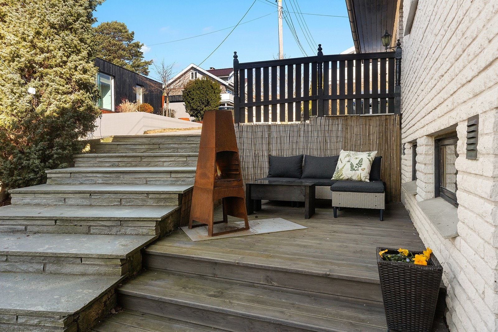 Inngangsparti under/sokkeletasje Galleribilde