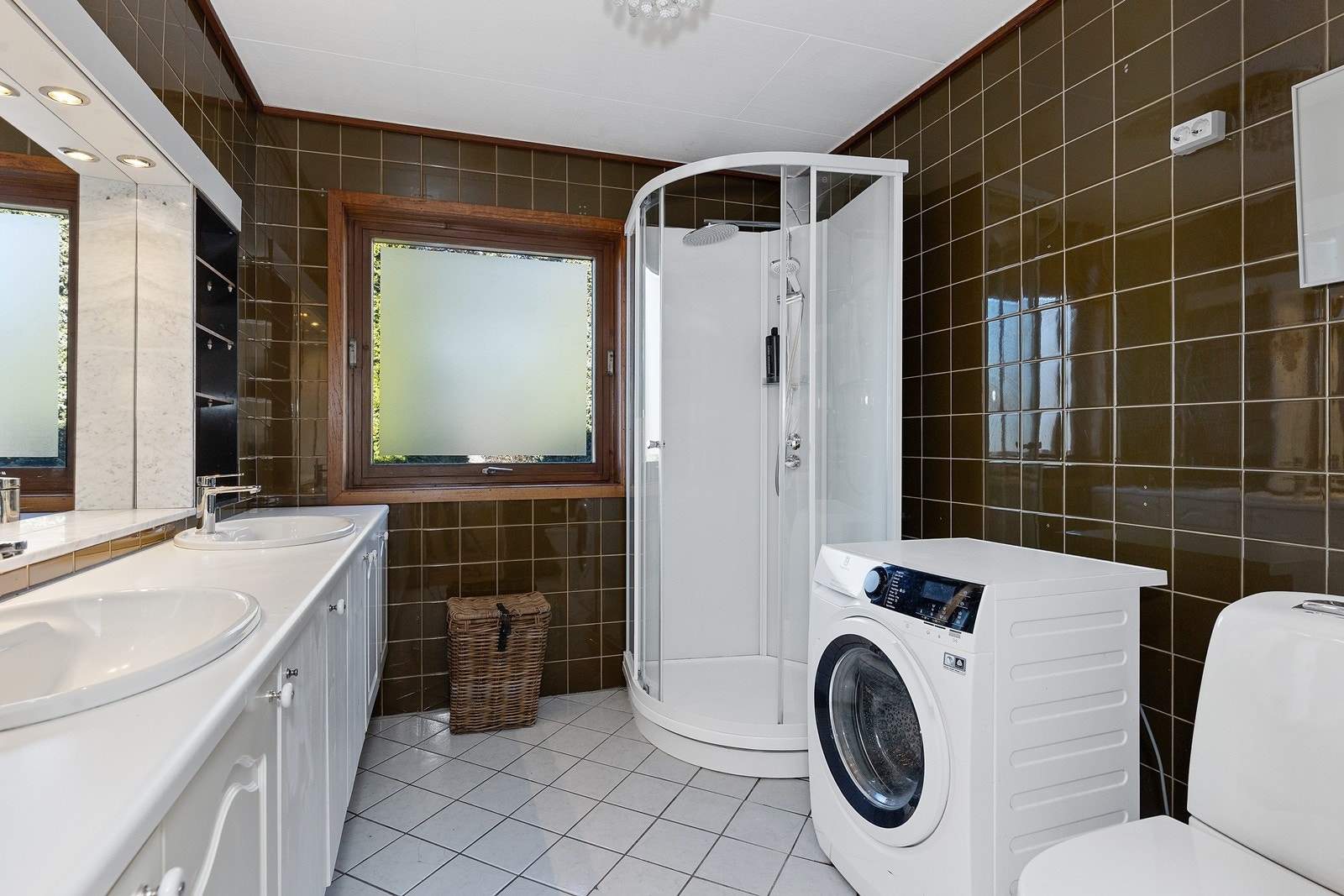 Bad i hovedetasjen med opplegg til vaskemaskin Galleribilde