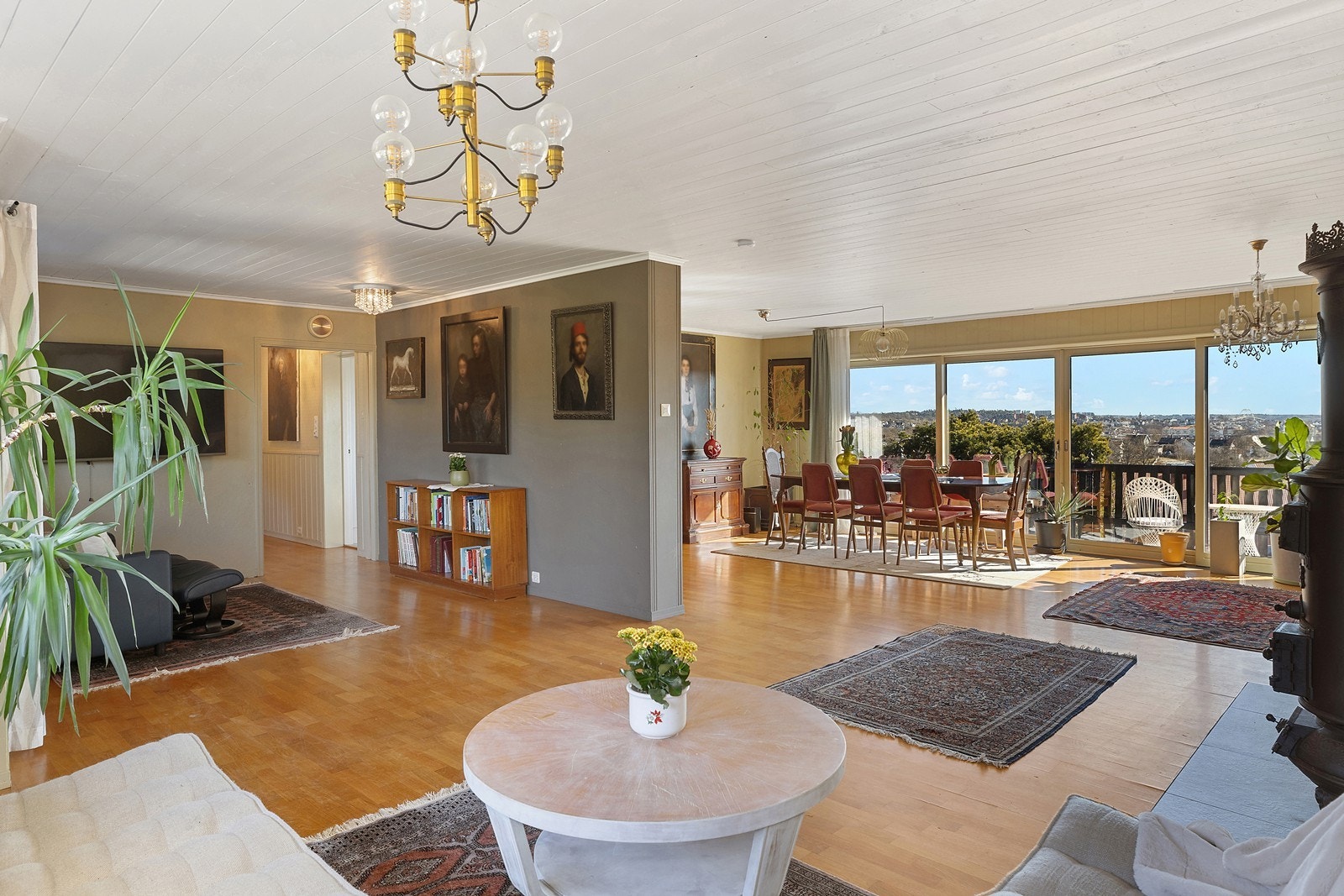 Etasjen har en godt gjennomtenkt planløsning med luftig hovedrom Galleribilde