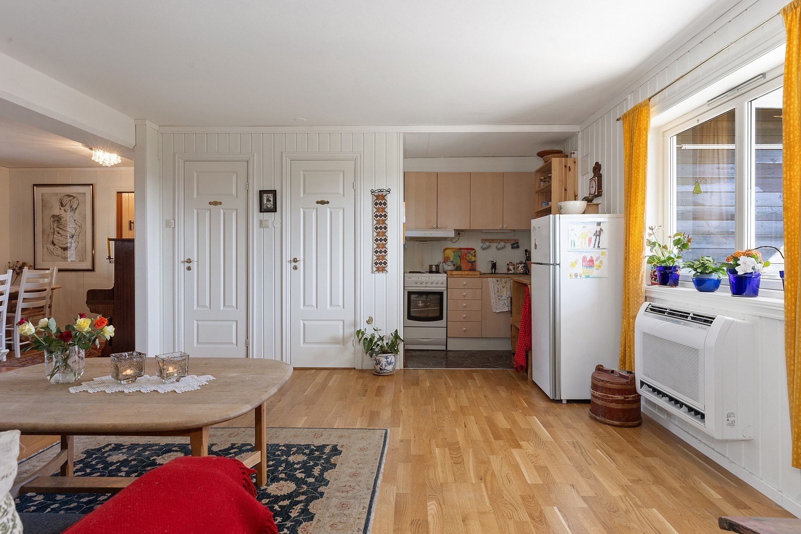 Stue/spisestue og kjøkken i en velfungerende, delvis åpen løsning i underetasjen Galleribilde