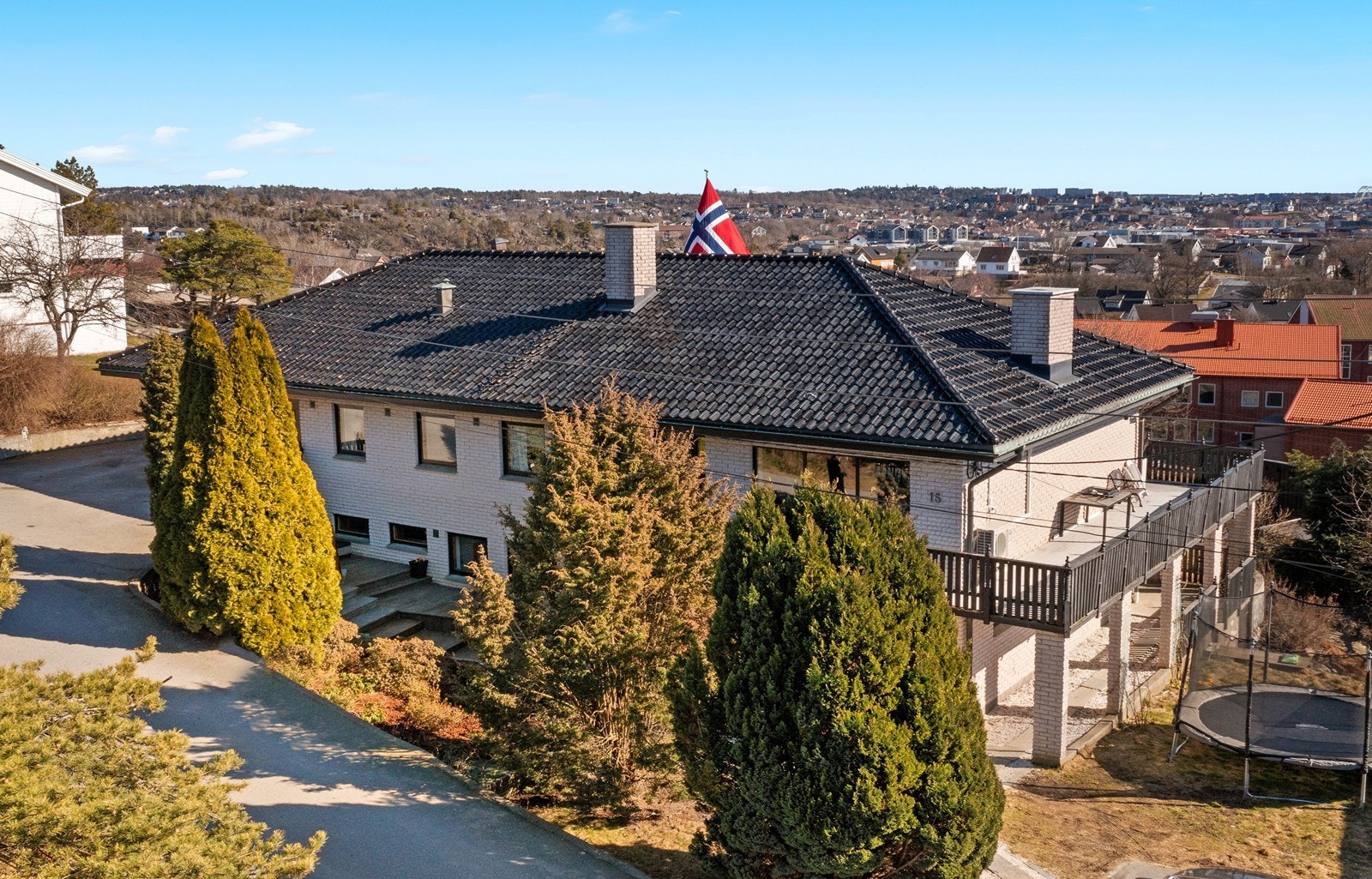 Boligen ligger høyt og fritt i terrenget med flott utsikt mor nærområdet og byen Galleribilde