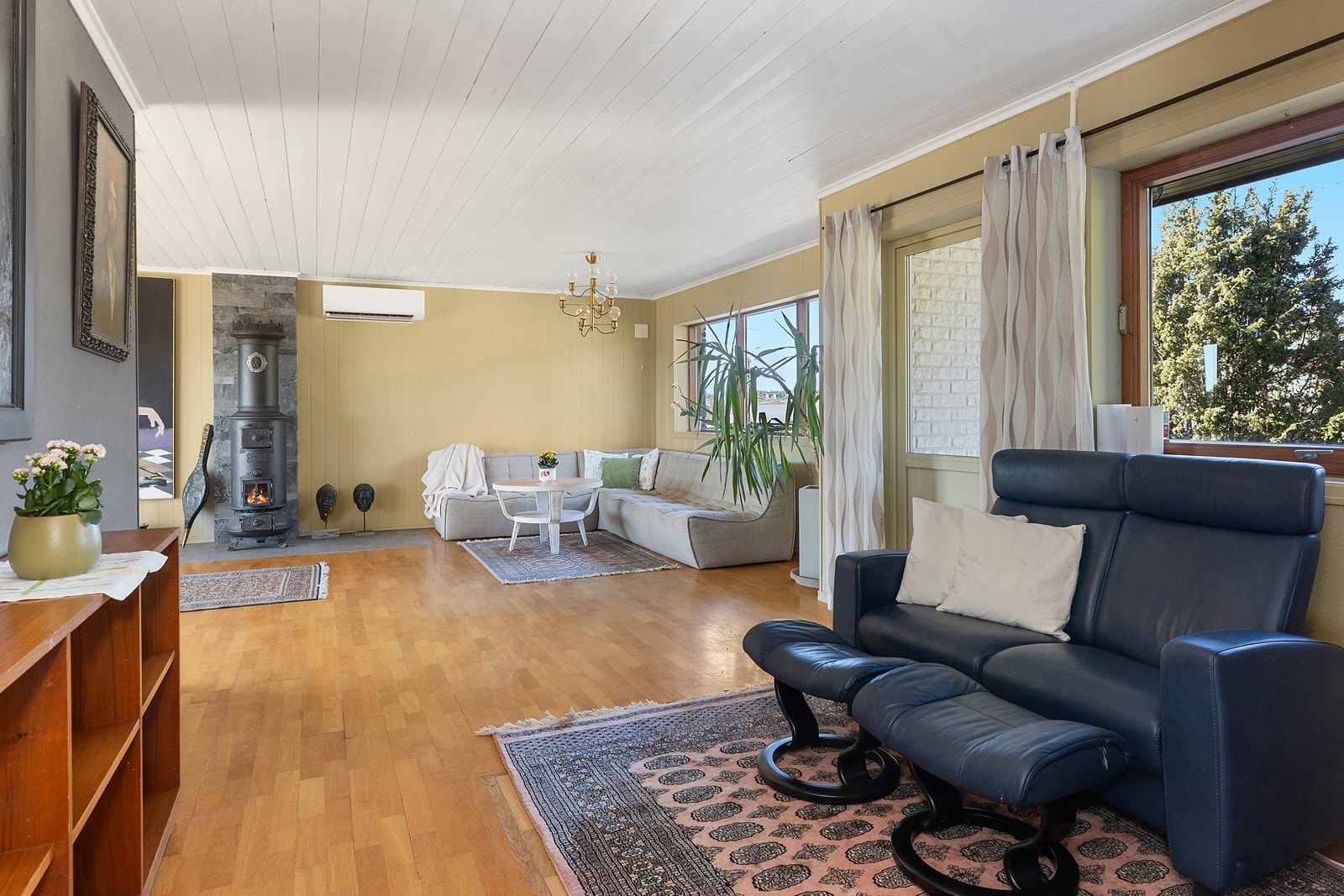 Stuen har også varmepumpe som ble installert i 2024 Galleribilde