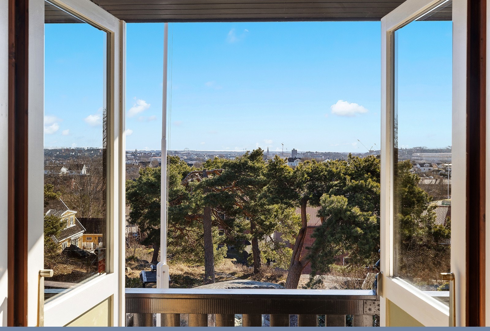 Stuen har utgang til en solrik terrasse Galleribilde