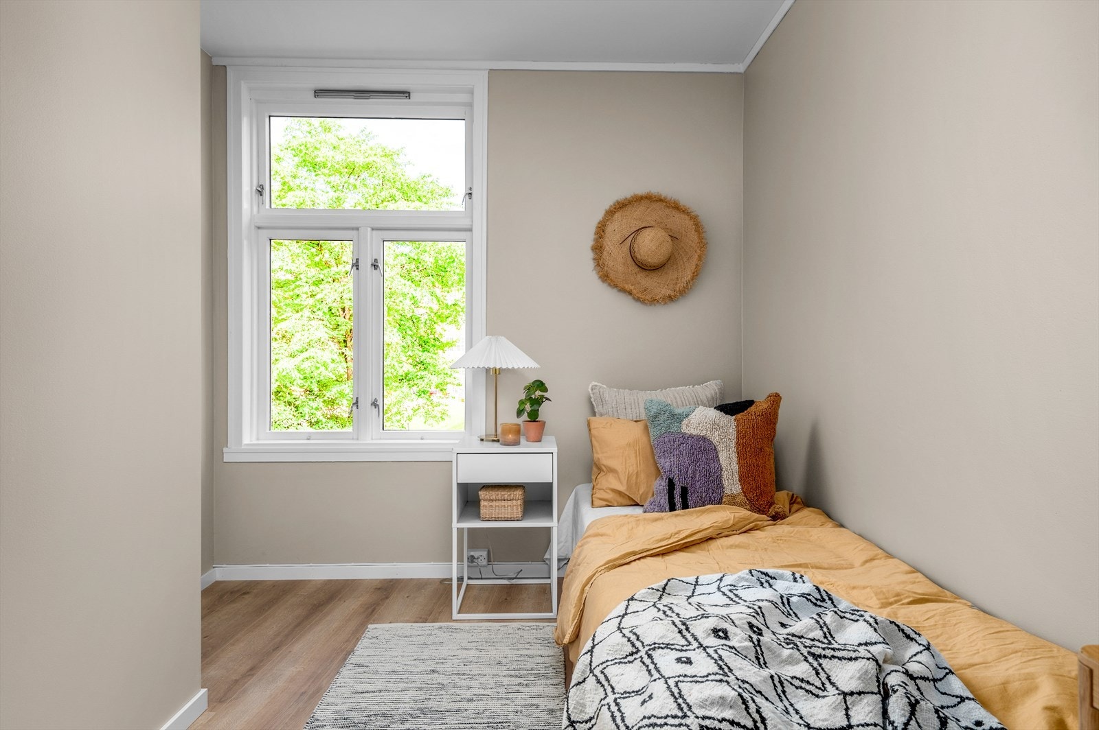 0Soverommet har gode møbleringsmuligheter og rikelig med naturlig belysning, som skaper en god atmosfære i rommet. Galleribilde