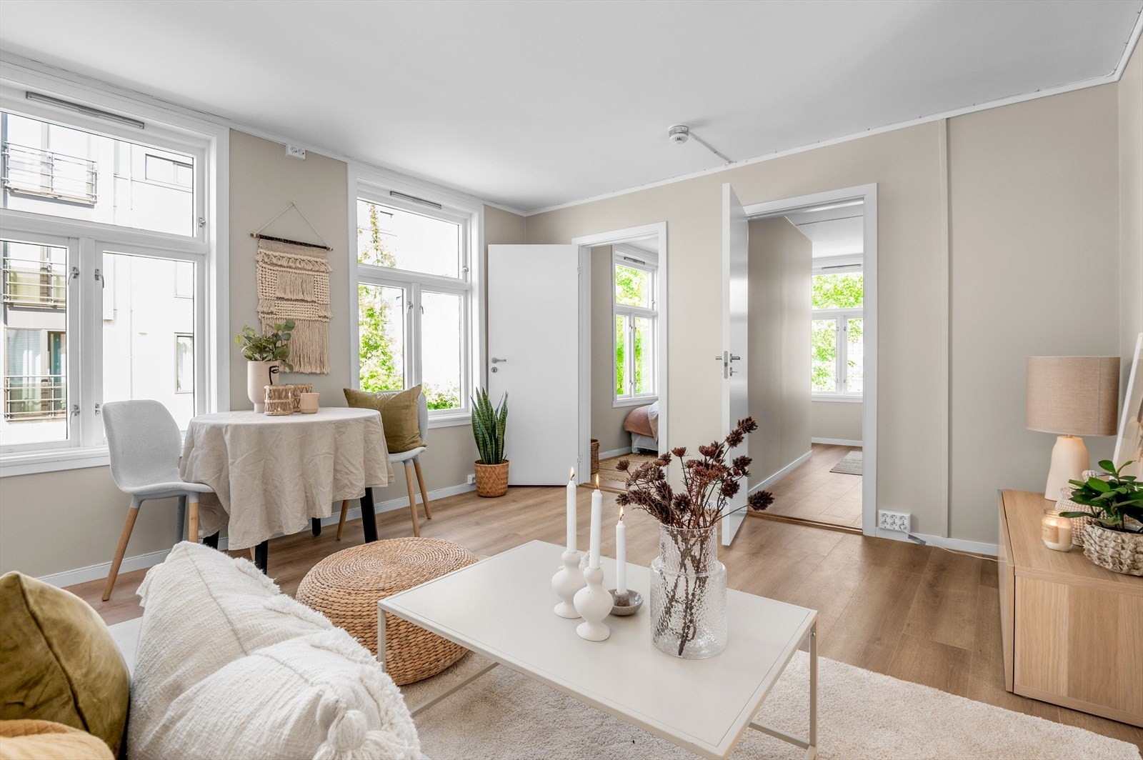 Leiligheten har særdeles god takhøyde med rause vindusflater som skaper en god atmosfære og gir godt med naturlig lys. Galleribilde