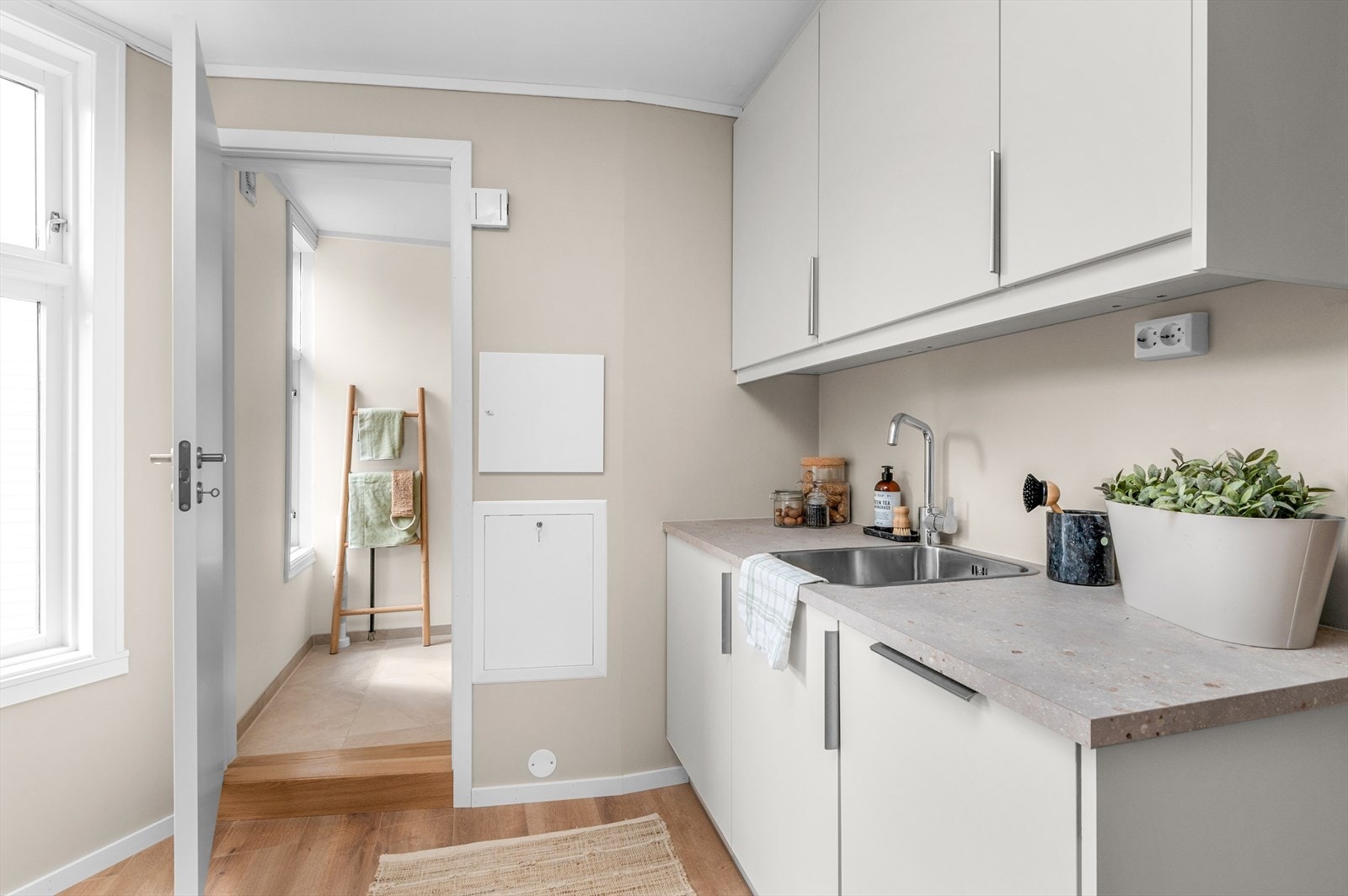 Kjøkkenet har blitt oppusset i 2023 og fått TG0 av takstamnn, og fremstår i veldig god stand. Galleribilde