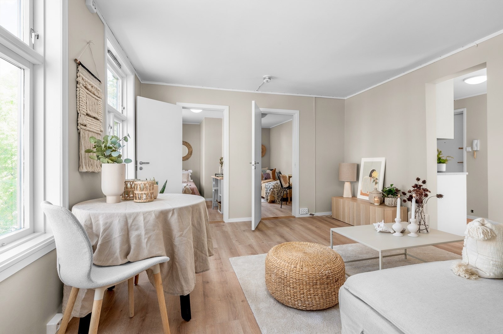 Leiligheten byr på en delvis åpen stue-kjøkkenløsning på til sammen 23,3kvm, som skaper en romslig følelse i leiligheten. Galleribilde