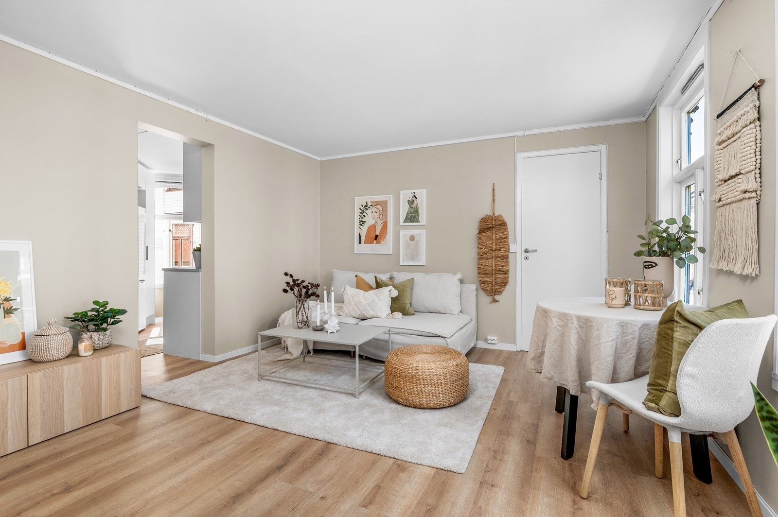 Stuen strekker seg over hele 14,6kvm, og har rikelig med møbleringsmulighter. Galleribilde