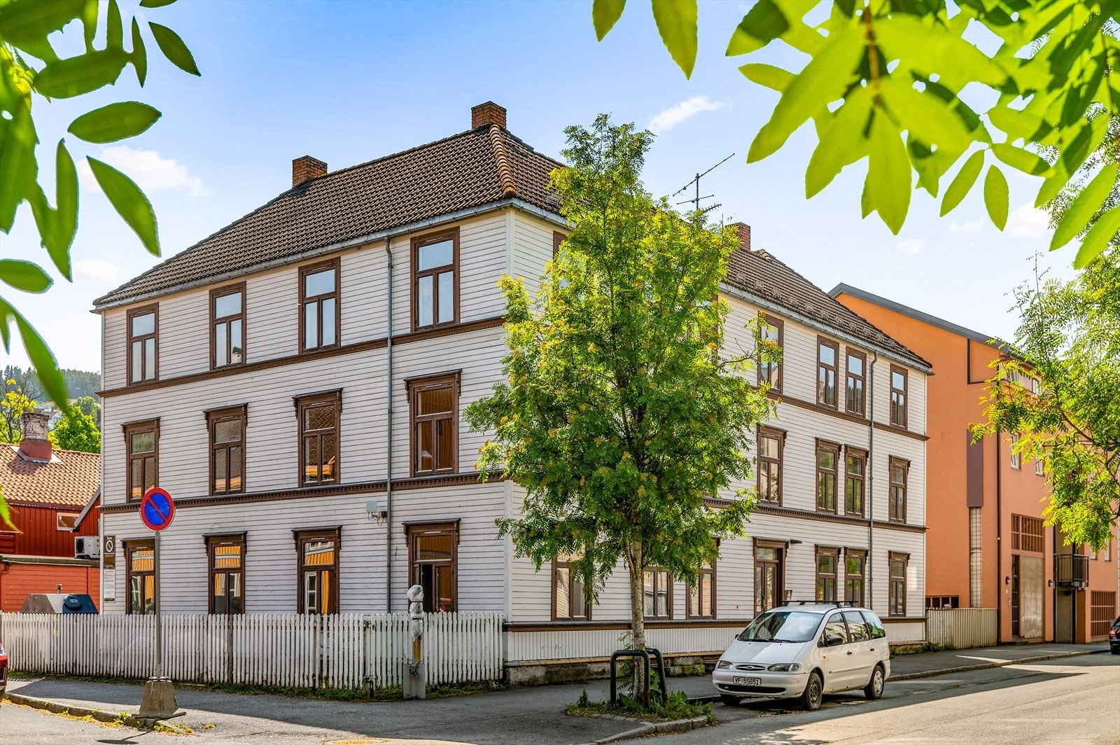 Fra leiligheten tar man seg til alt av dagligdagse servisefasiliteter som kollektivtransport, dagligvarebutikker og flotte turområder på kort tid. Galleribilde