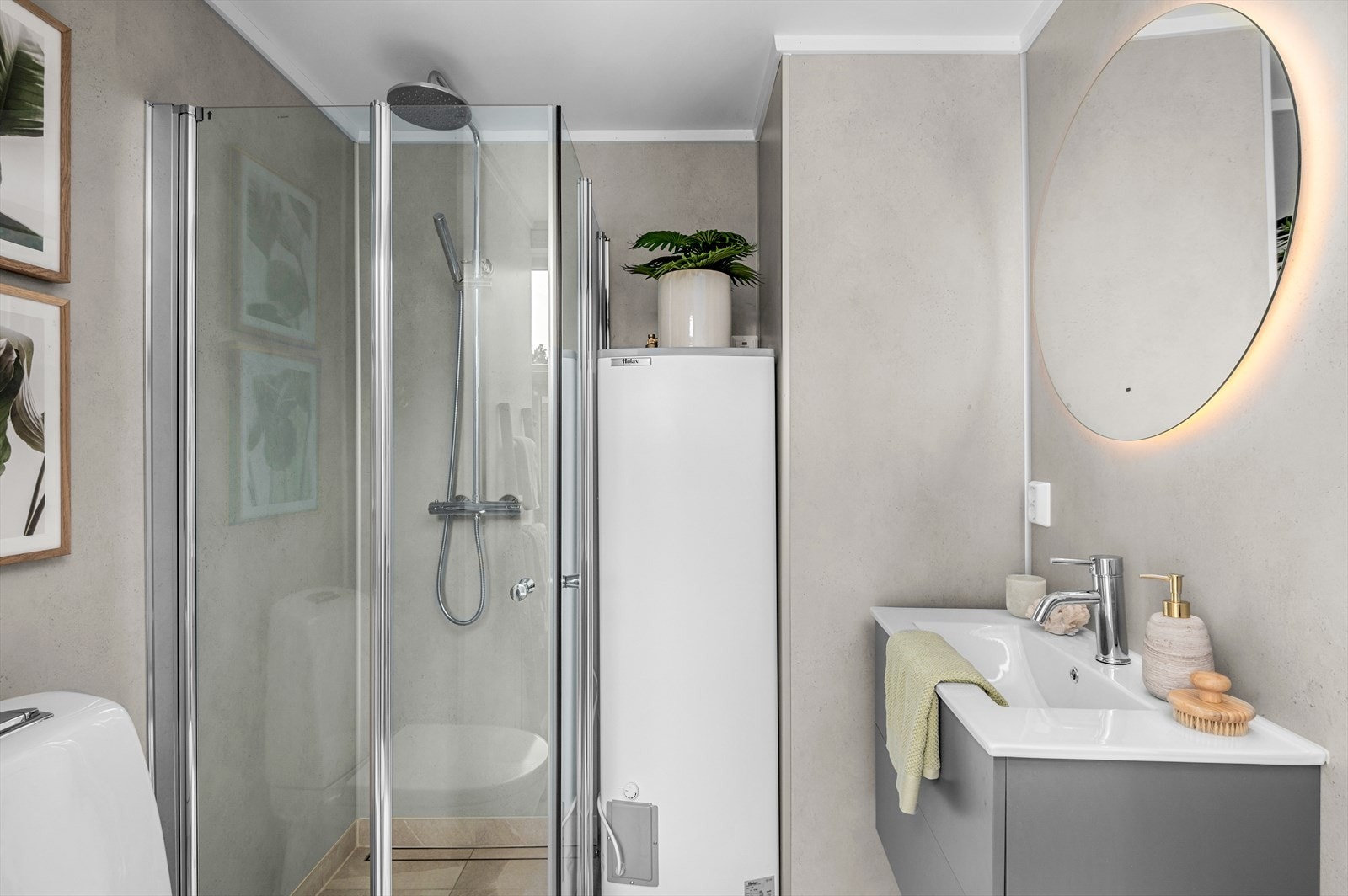 Badet er blitt oppgradert i 2023 og fremstår som helt nytt, alt av møblering og flisbelagt gulv er helt nytt. Galleribilde