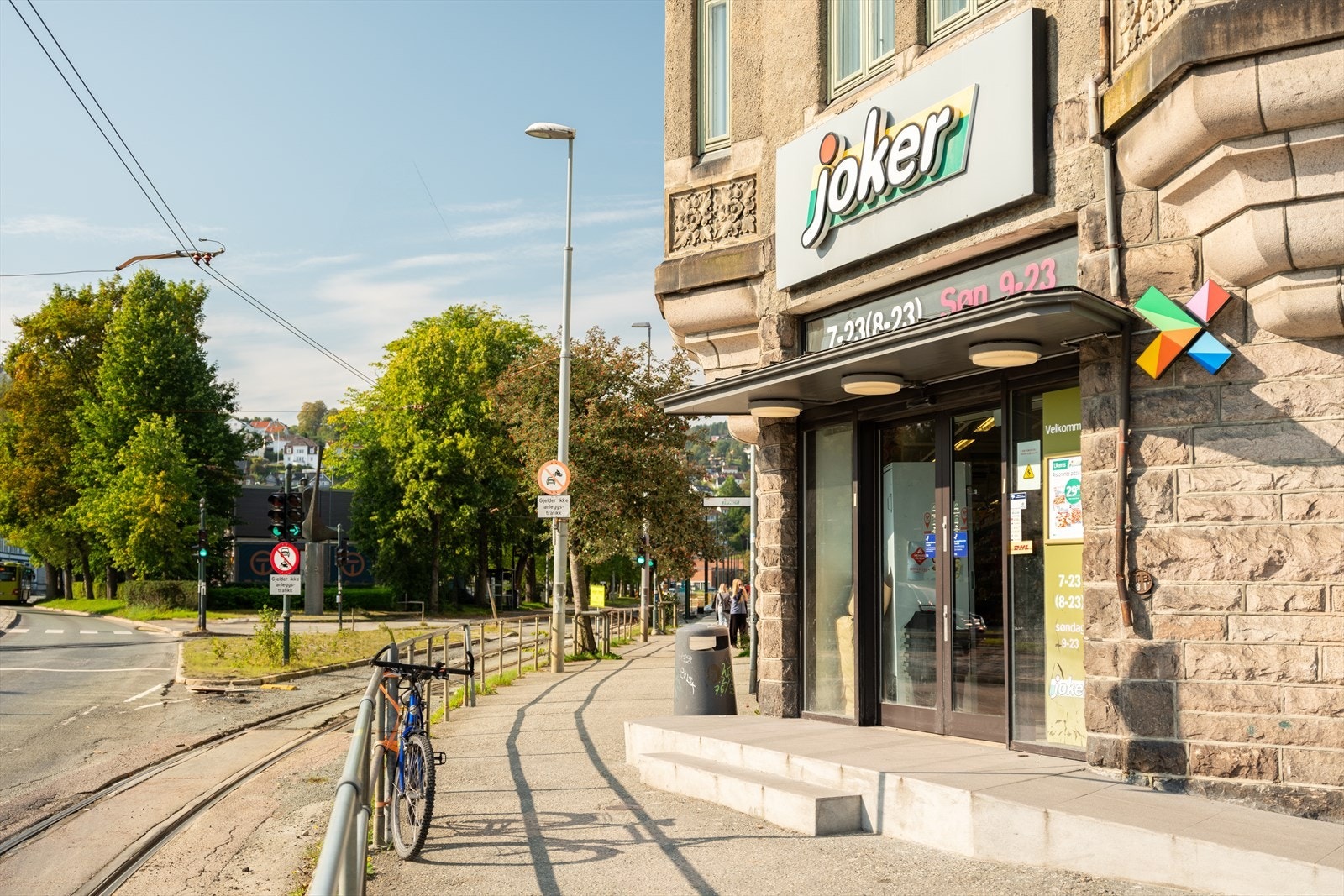 Her bor du i umiddelbar nærhet til 'alt' du trenger i hverdagen. Søndagsåpen dagligvare ligger kun et par minutters gange unna. Galleribilde