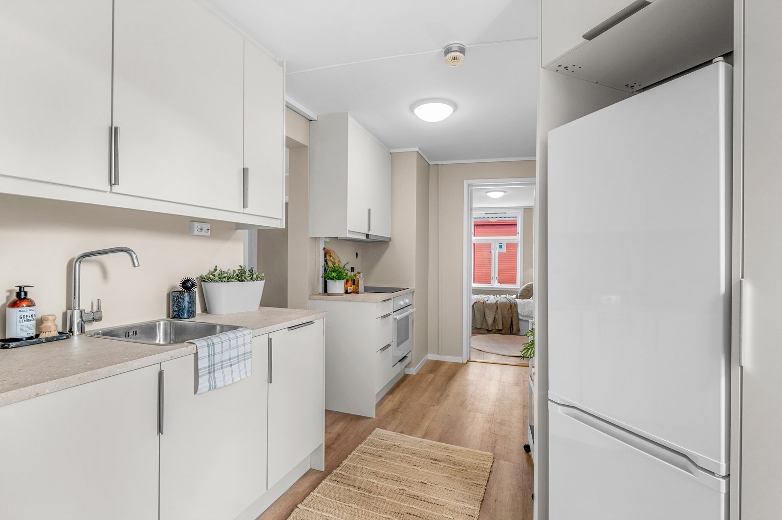 Leiligheten har en god beliggenhet i 2.etasje, noe som gir en god oversikt over nærområdet med relativt skjermet til for innsyn. Galleribilde