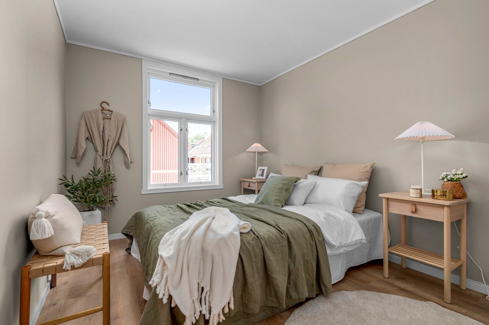 Det første soverommet strekker seg over 9,9kvm og har god plass til dobbeltseng og garderobeløsning. Soverommet er svært delikat med tidsriktige farger. Galleribilde