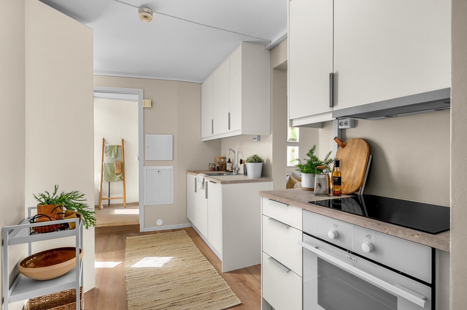 Kjøkkenet byr på mye skap- og benkeplass, som gir godt med oppbevaringsplass. Galleribilde