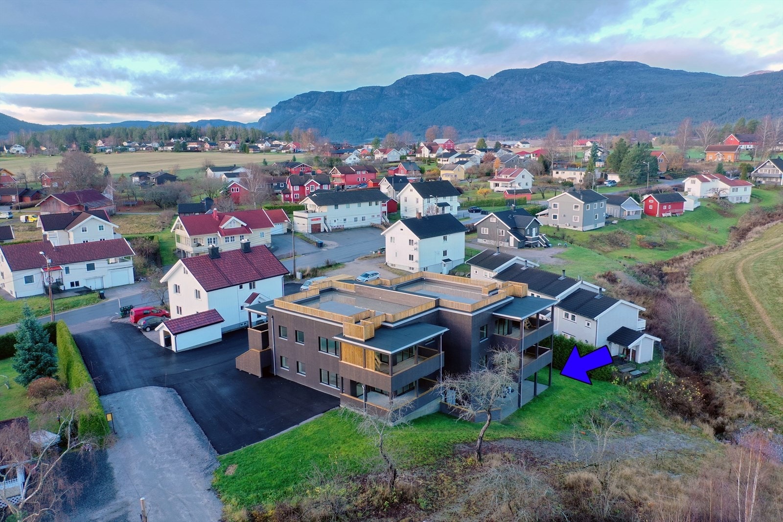 Boligen ligger i en blindvei/stikkvei fra hovedveien, hvor det er lite trafikk og romslige boligtomter. Området består hovedsakelig av enebolig- og småhusbebyggelse omkranset av landlige områder med landbruk og fine jorder. Galleribilde