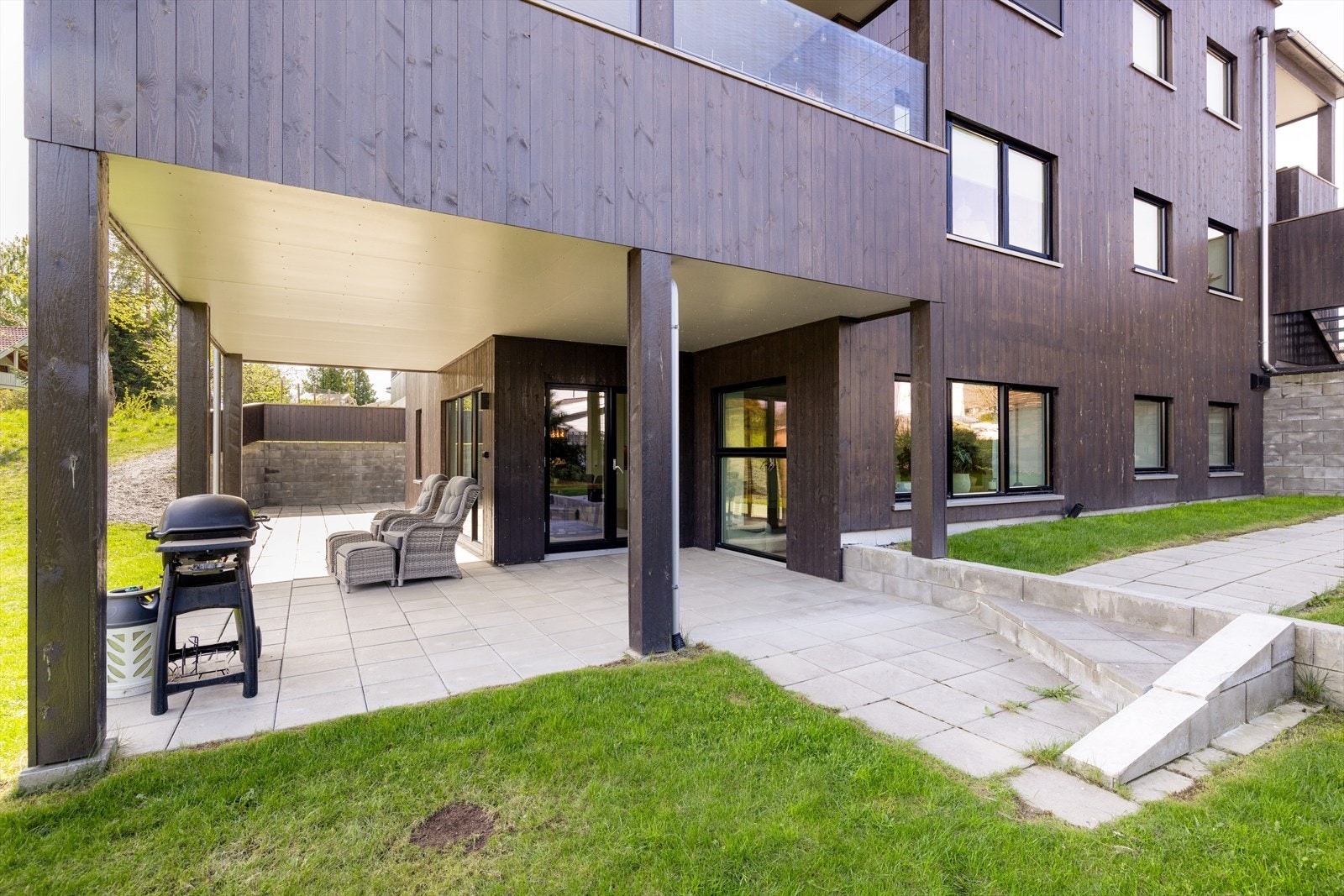 Fellesarealene er flott opparbeidet med plen og beplantning rundt bygget. Galleribilde