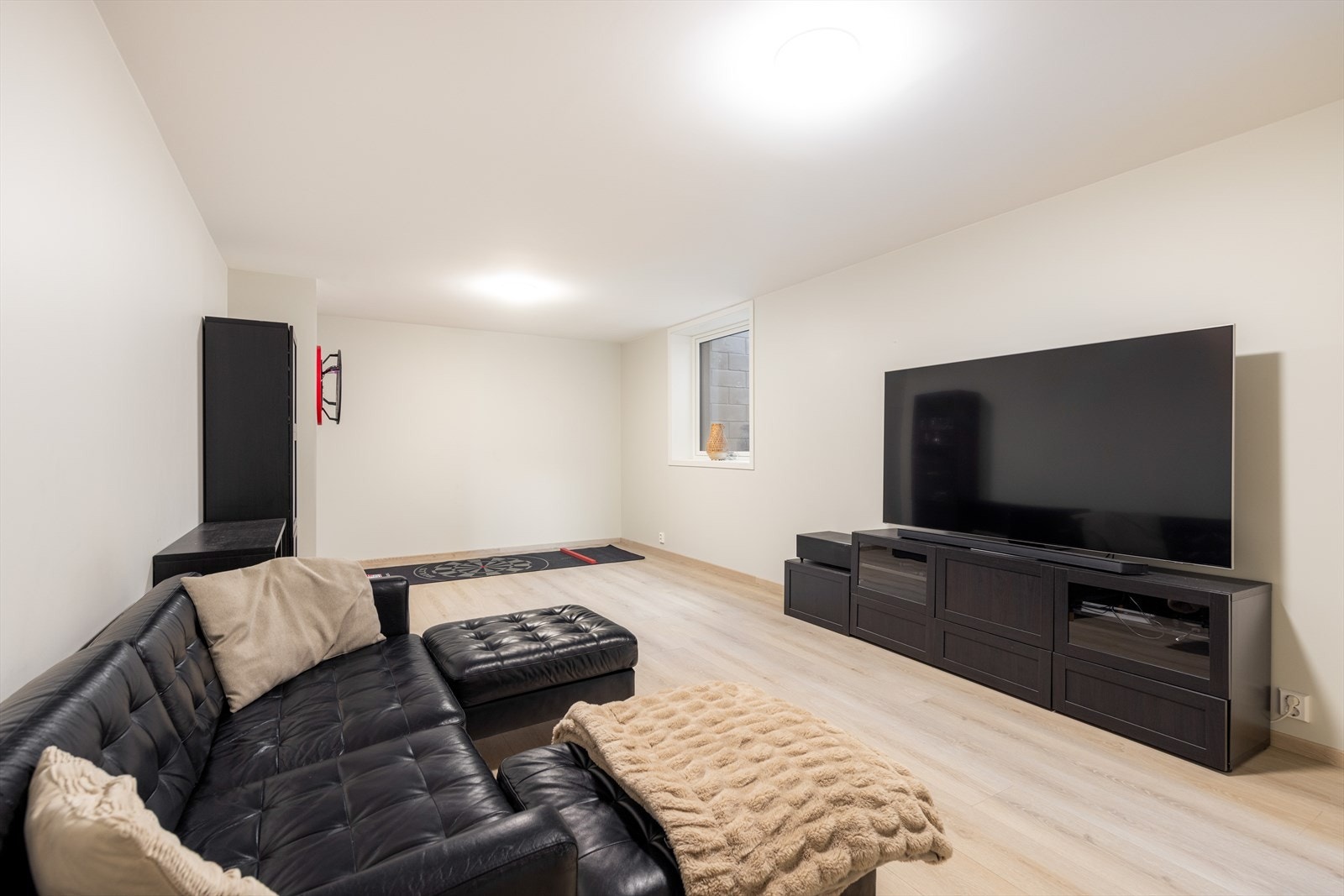 Rommet har en god størrelse som gir flere bruksmuligheter ved tillatelse fra kommunen. Galleribilde