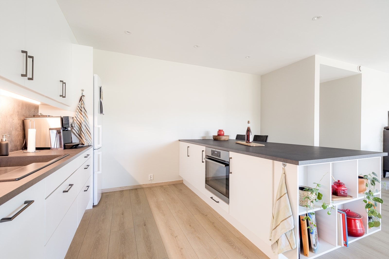 I den ene enden av kjøkkenøya er det også plass for to barkrakker. Galleribilde