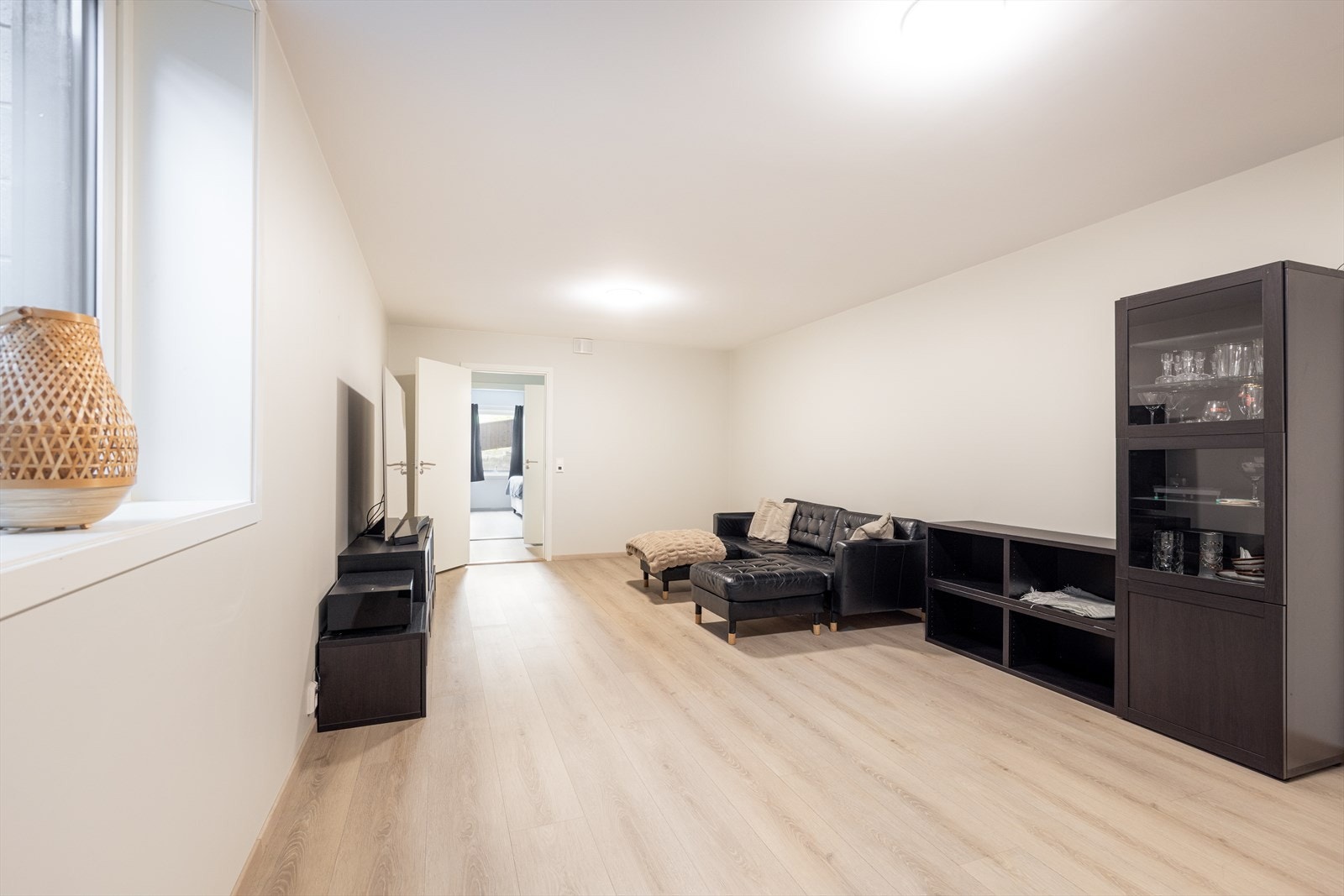 Innredet allrom/tv-stue som i bygningstegninger er definert som bod (ikke byggesøkt som oppholdsrom). Her er det også satt inn et vindu som ikke vises på tegninger. Galleribilde