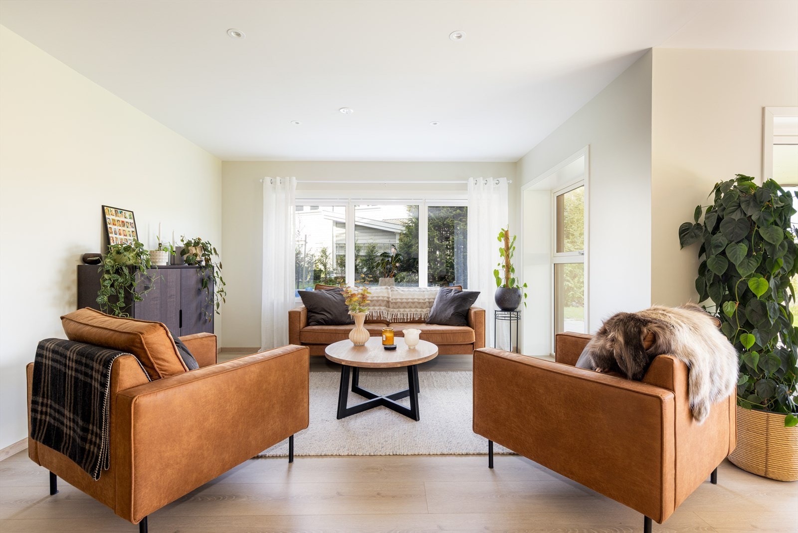 Alle gulvflater, med unntak av soverom, har gulvvarme som gir en behagelig temperatur til boligen. Galleribilde