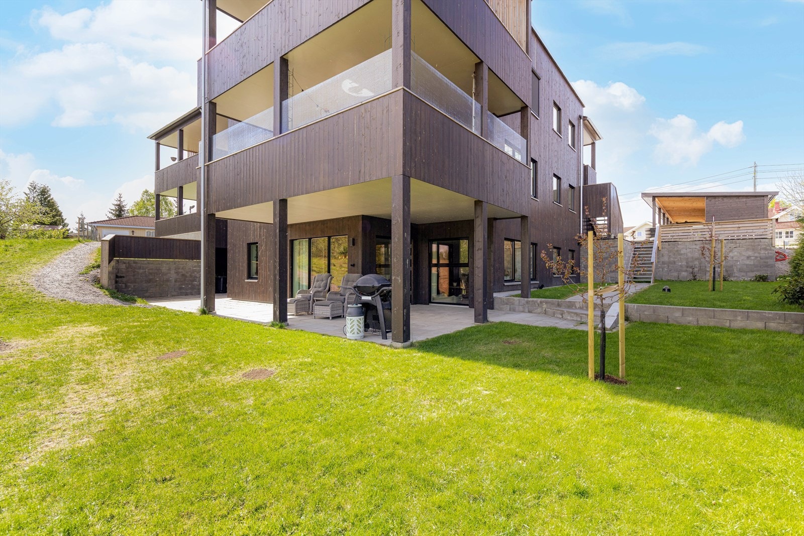 God lagringsplass i boder og egen parkeringsplass med el-bil lader i carport medfølger leiligheten. Galleribilde