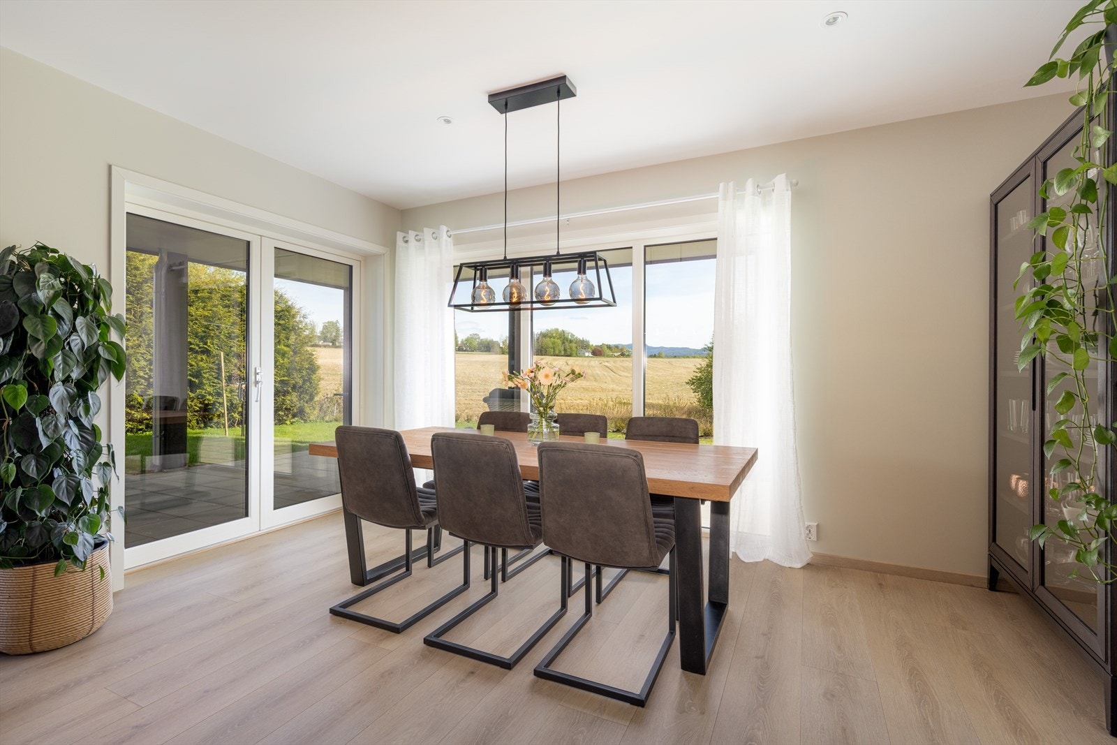 Stuen har gode vindusflater mot nord og øst som tilfører gode lysforhold til rommet. Det er også utgang til terrassen via en to-fløyet balkongdør. Galleribilde