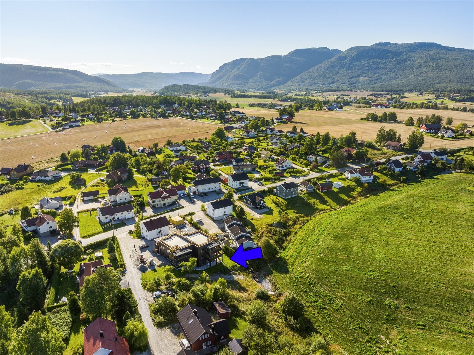 Området er barnevennlig og rolig, men har allikevel sentral beliggenhet med kort vei til Bø sentrum - ca. 1 km. Galleribilde