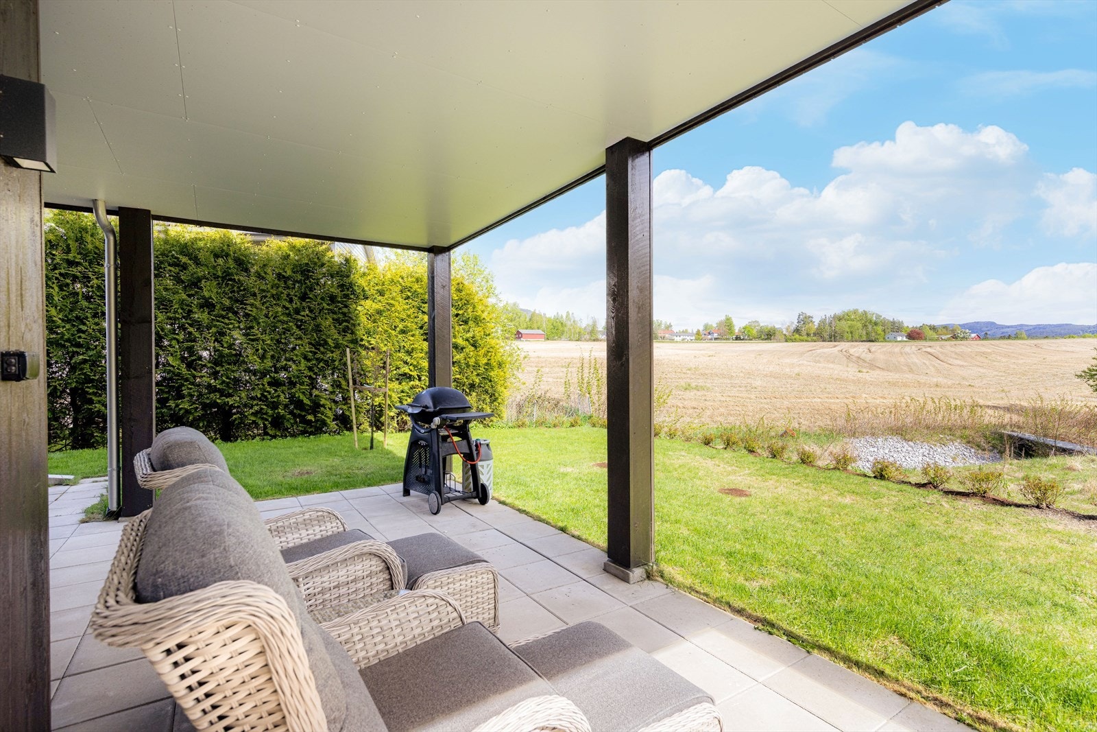 Deilig uteplass ut fra stuen hvor det er vakkert utsyn til landlige omgivelser. Galleribilde
