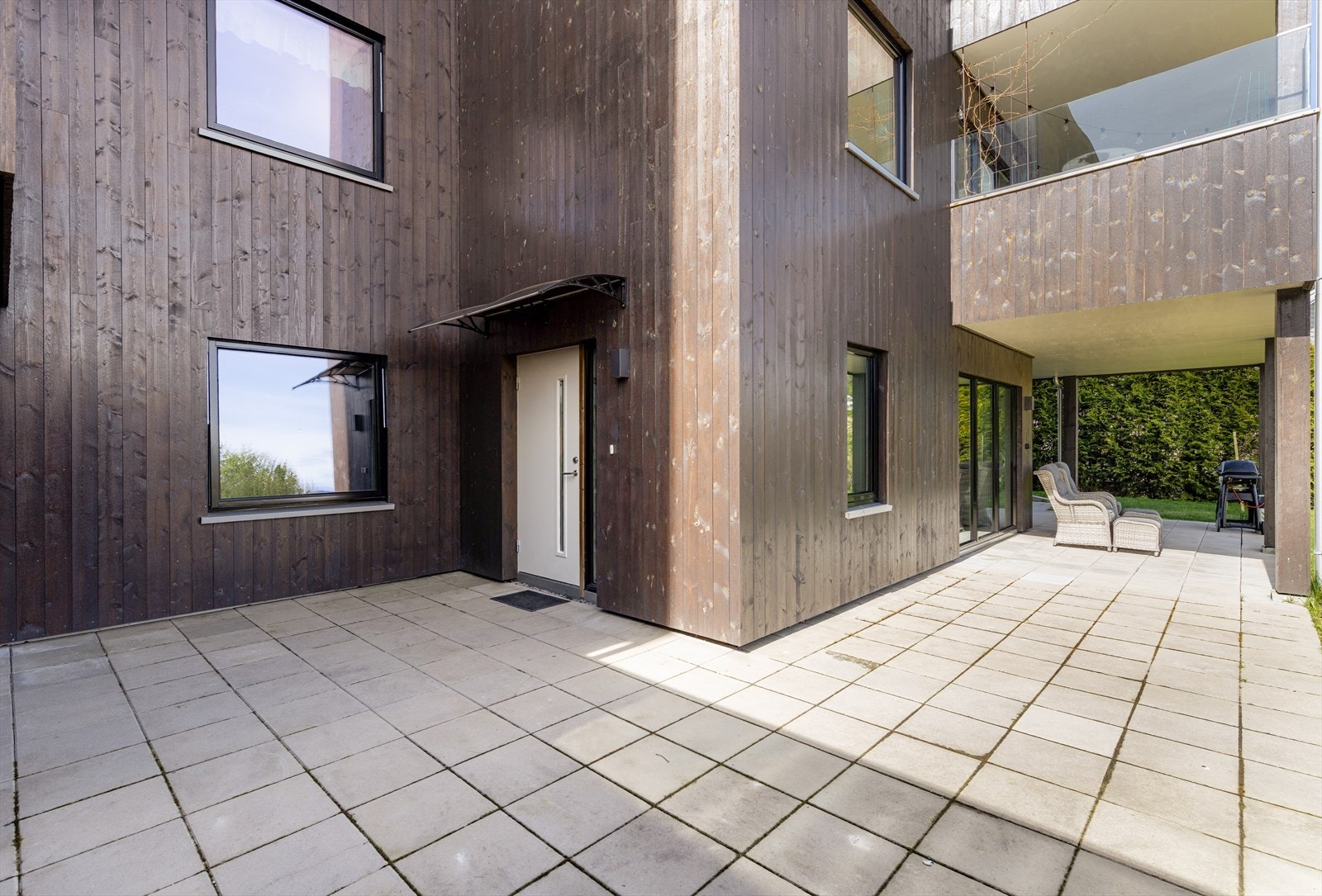 Eget inngangsparti til leiligheten som ligger med enkel adkomst til bodene. Galleribilde